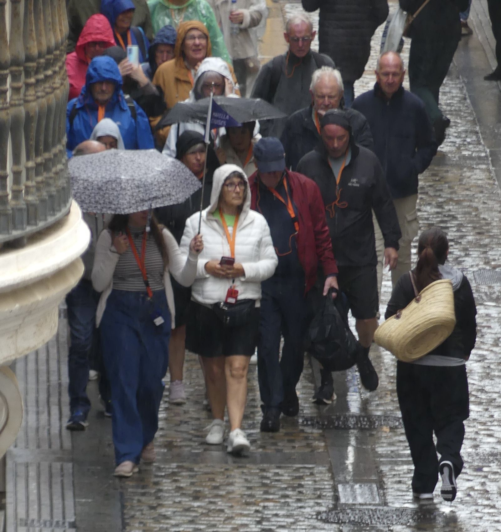 Paseando bajo la lluvia. Foto Hans