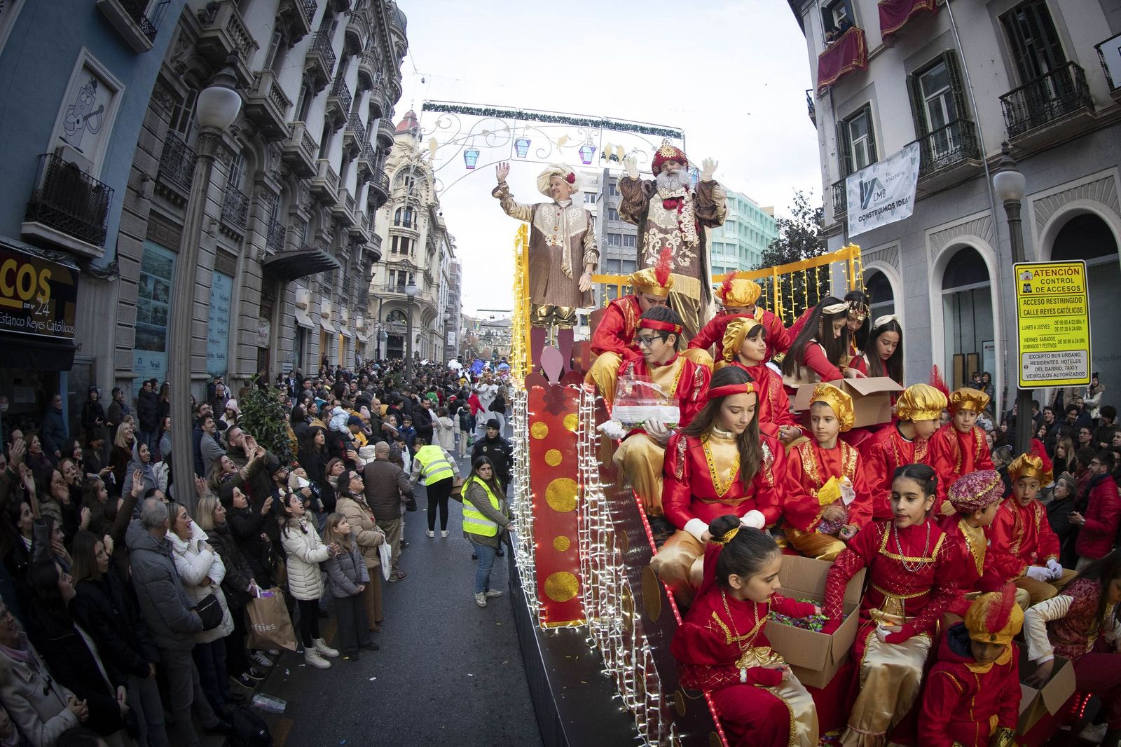 Cabalgata de Reyes Magos de Granada el pasado año, a su paso por la calle Reyes Católicos