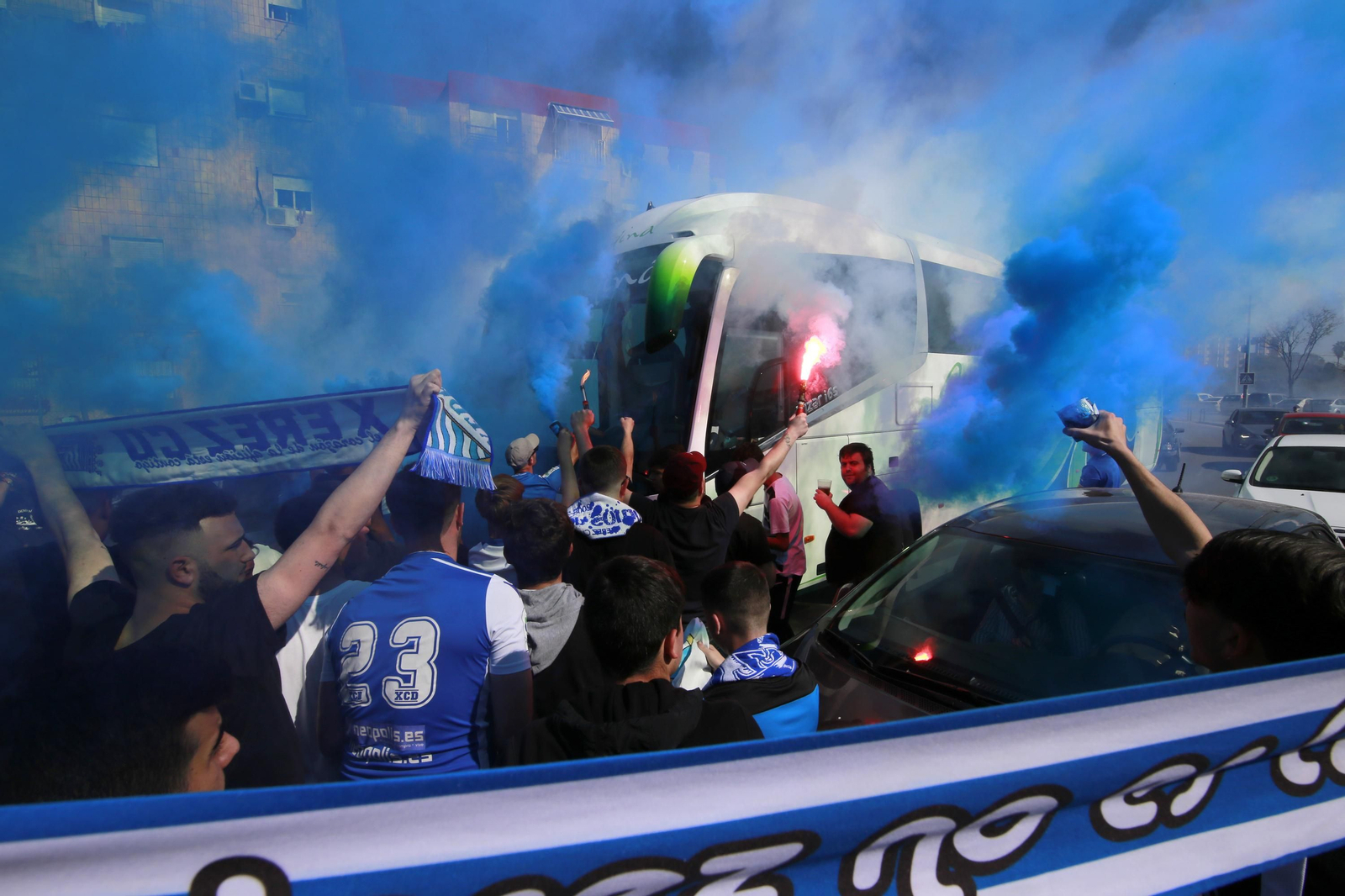 Recibimiento de la afición antes del derbi