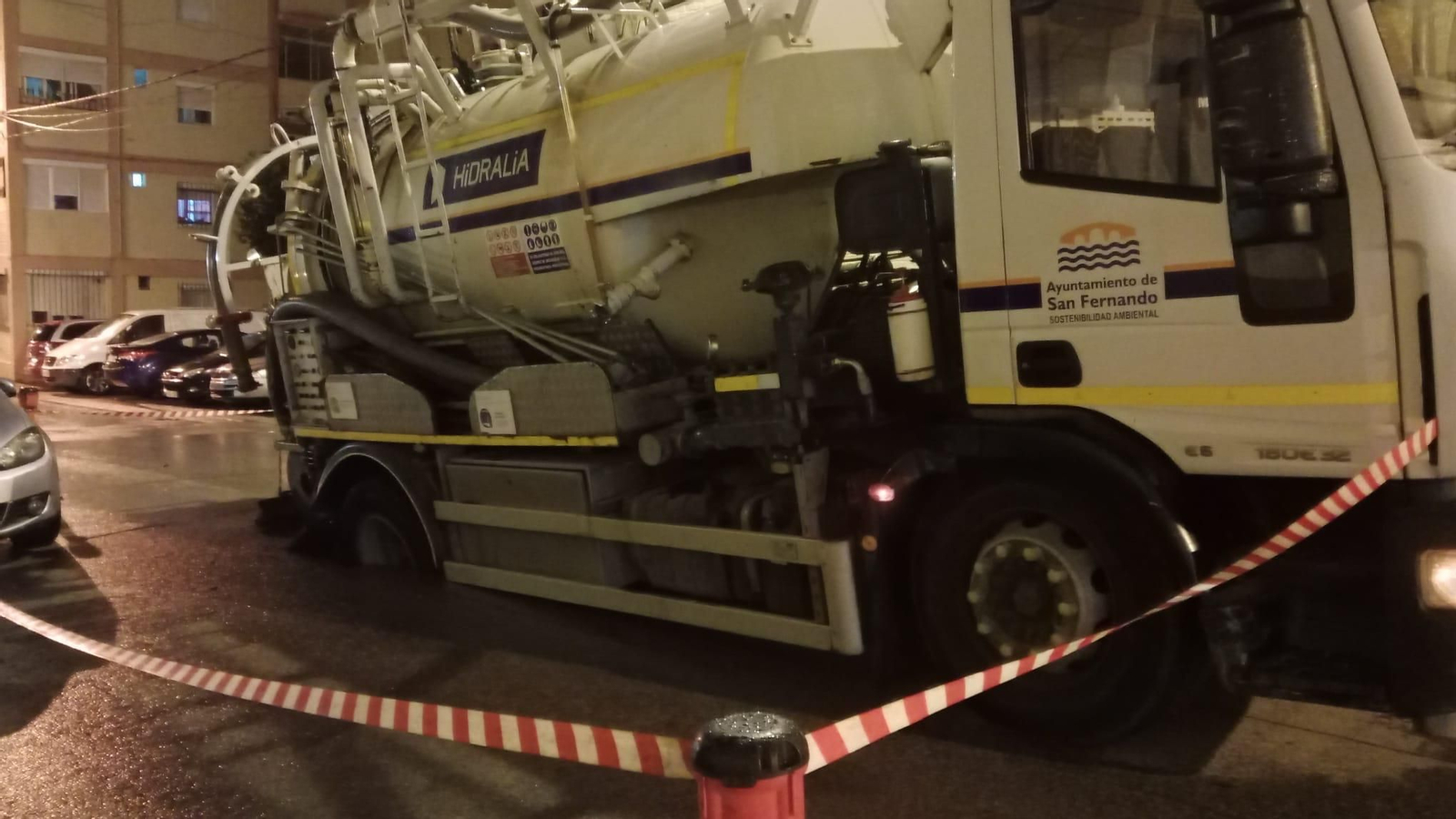 Atrapado un camión del alcantarillado en San Fernando