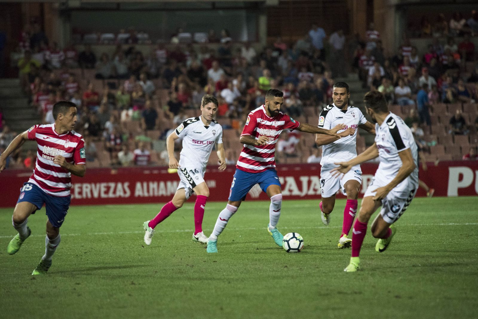 Hernán Menosse golpea el balón en un encuentro de Liga de la pasada temporada.