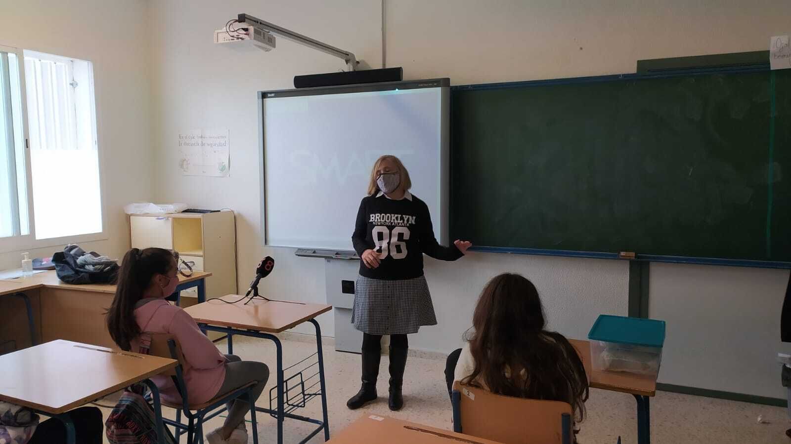 Un momento de la charla que Rocío León ha mantenido con alumnos del IES Huerta del Rosario.