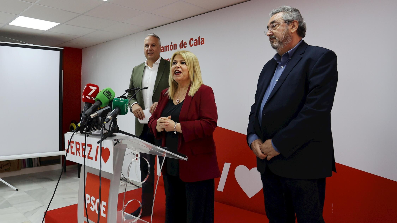 Mamen Sánchez, presidenta del PSOE de Cádiz, junto al senador socialista Toni Ferrer y el secretario general provincial, Juan Carlos Ruiz Boix.