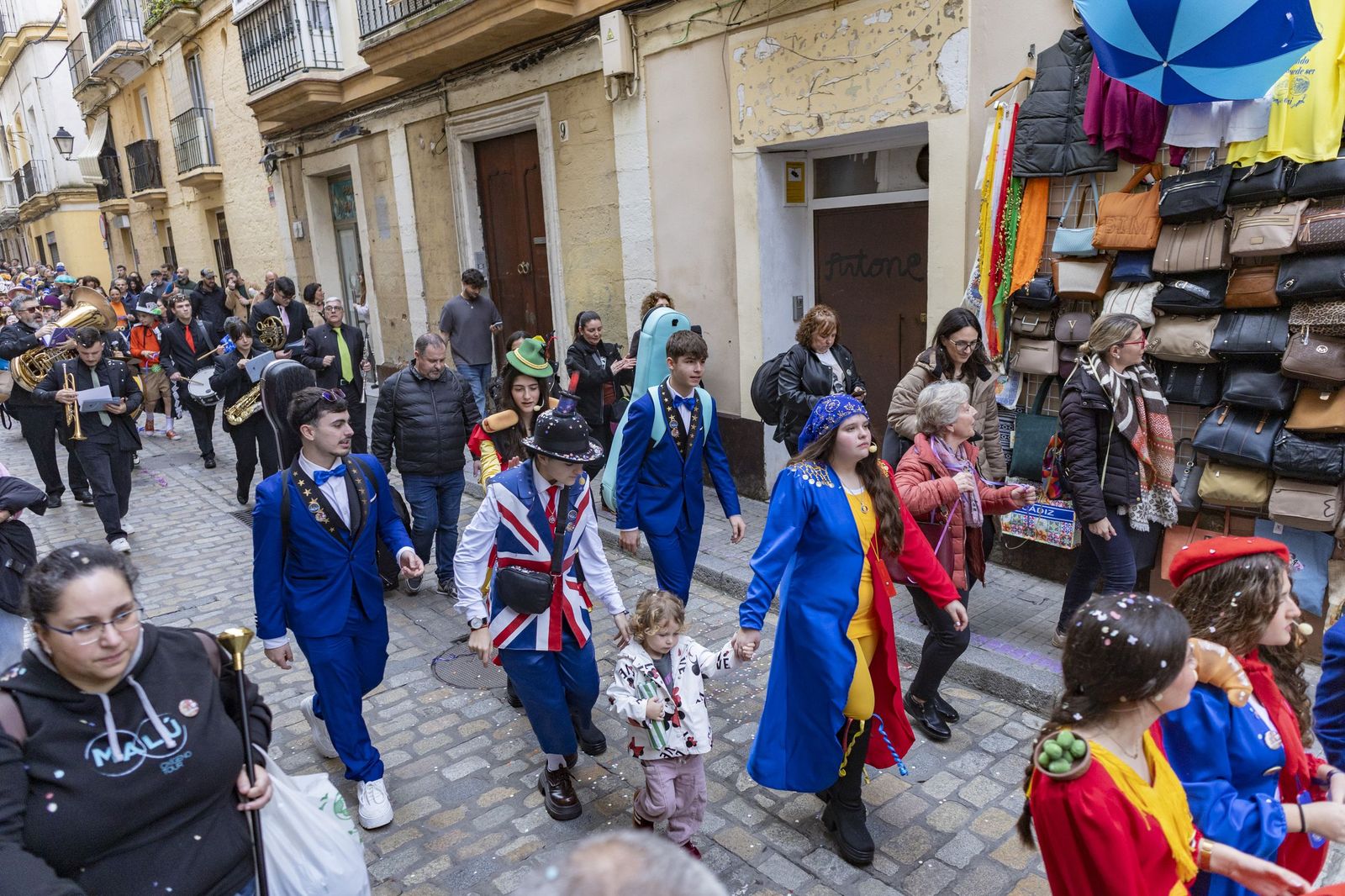 El Carnaval en la calle calienta motores: pregón infantil y concierto en San Antonio