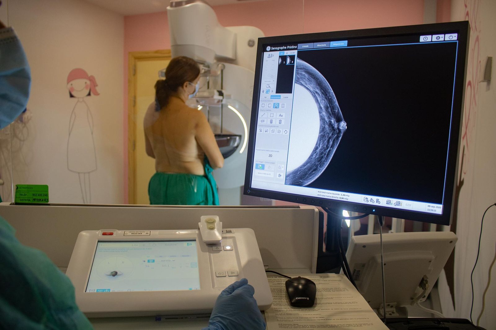 Una mujer se somete a una mamografía en el Hospital Virgen del Rocío.