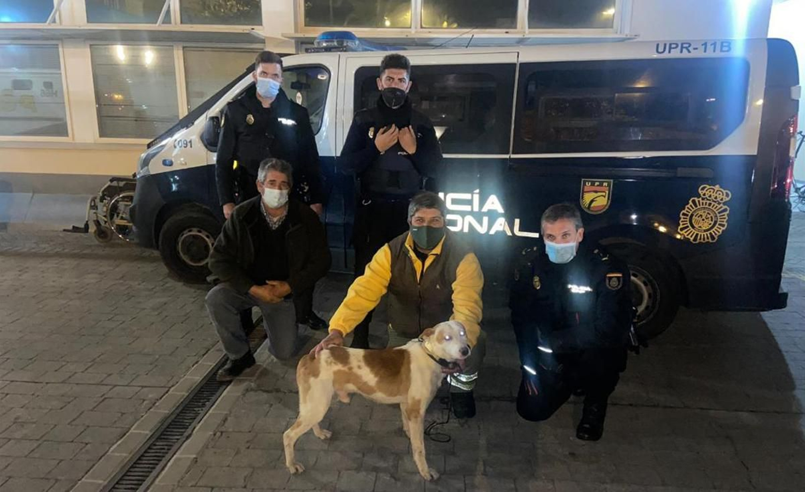 Momento en el que la Policía Nacional entrega el perro a su propietario Momento en el que la Policía Nacional entrega el perro a su propietario