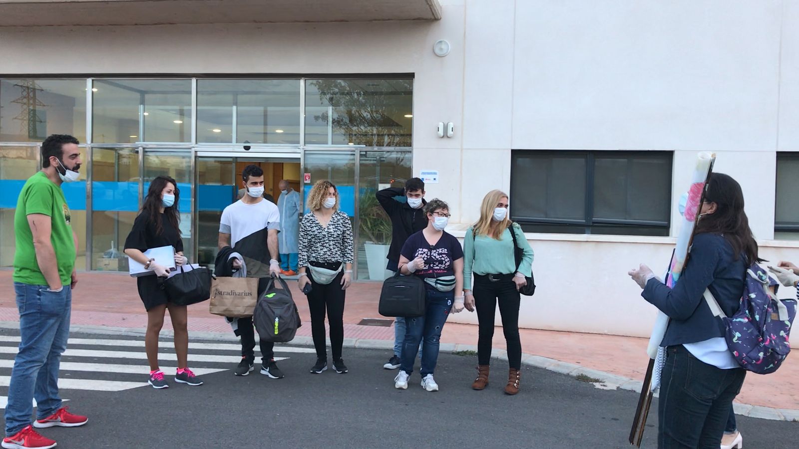 Salida tras confinamiento de 45 días de trabajadores de FAAM en imágenes