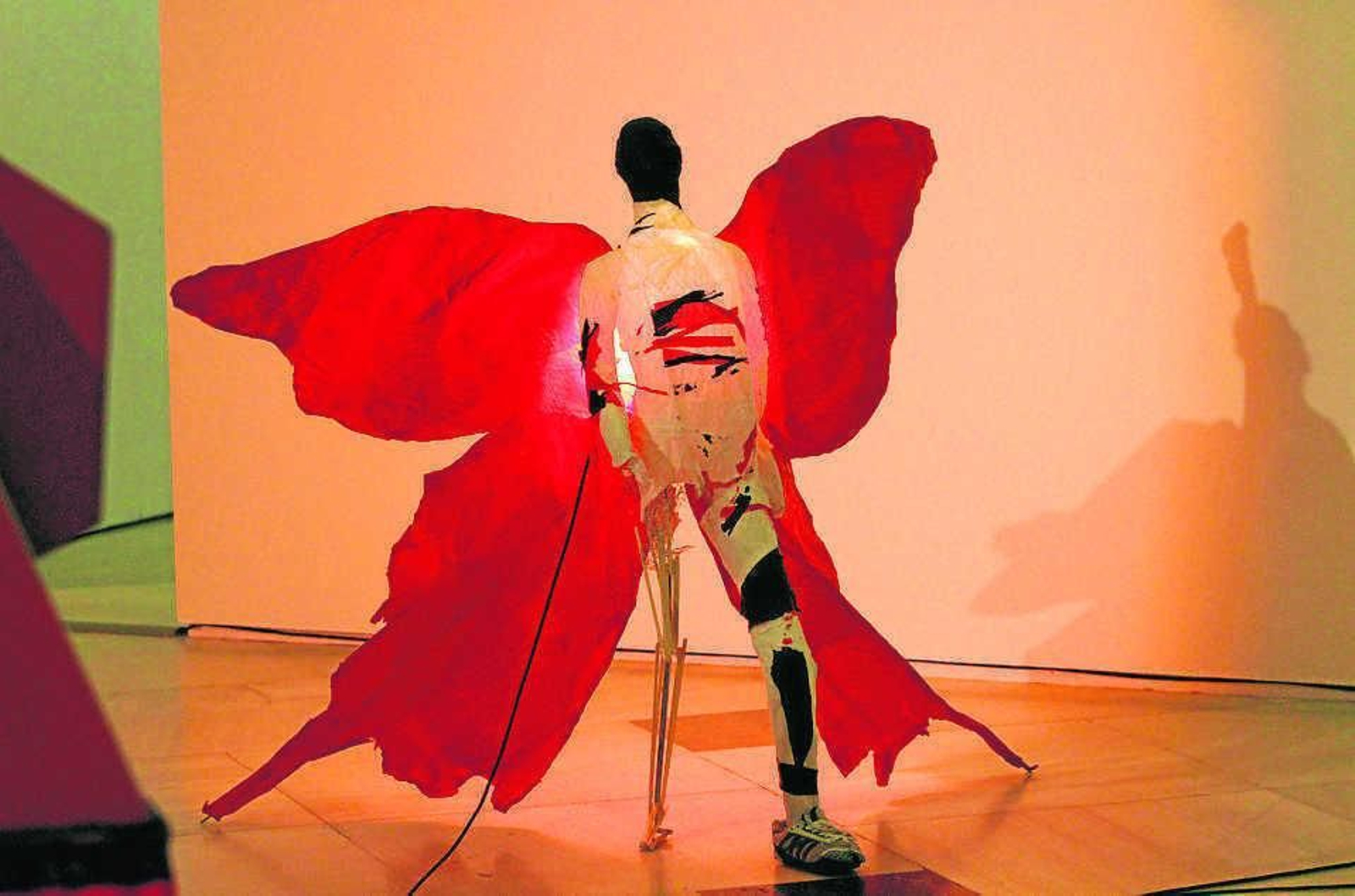 Activismo y belleza. La muestra que alberga el CAAC recoge la infinidad de disciplinas que manejan los integrantes de Chto Delat, un colectivo formado por poetas, filósofos y artistas. El interés por la denuncia no está reñido con una generosa inventiva y la capacidad para elaborar imágenes tan hermosas y perturbadoras.