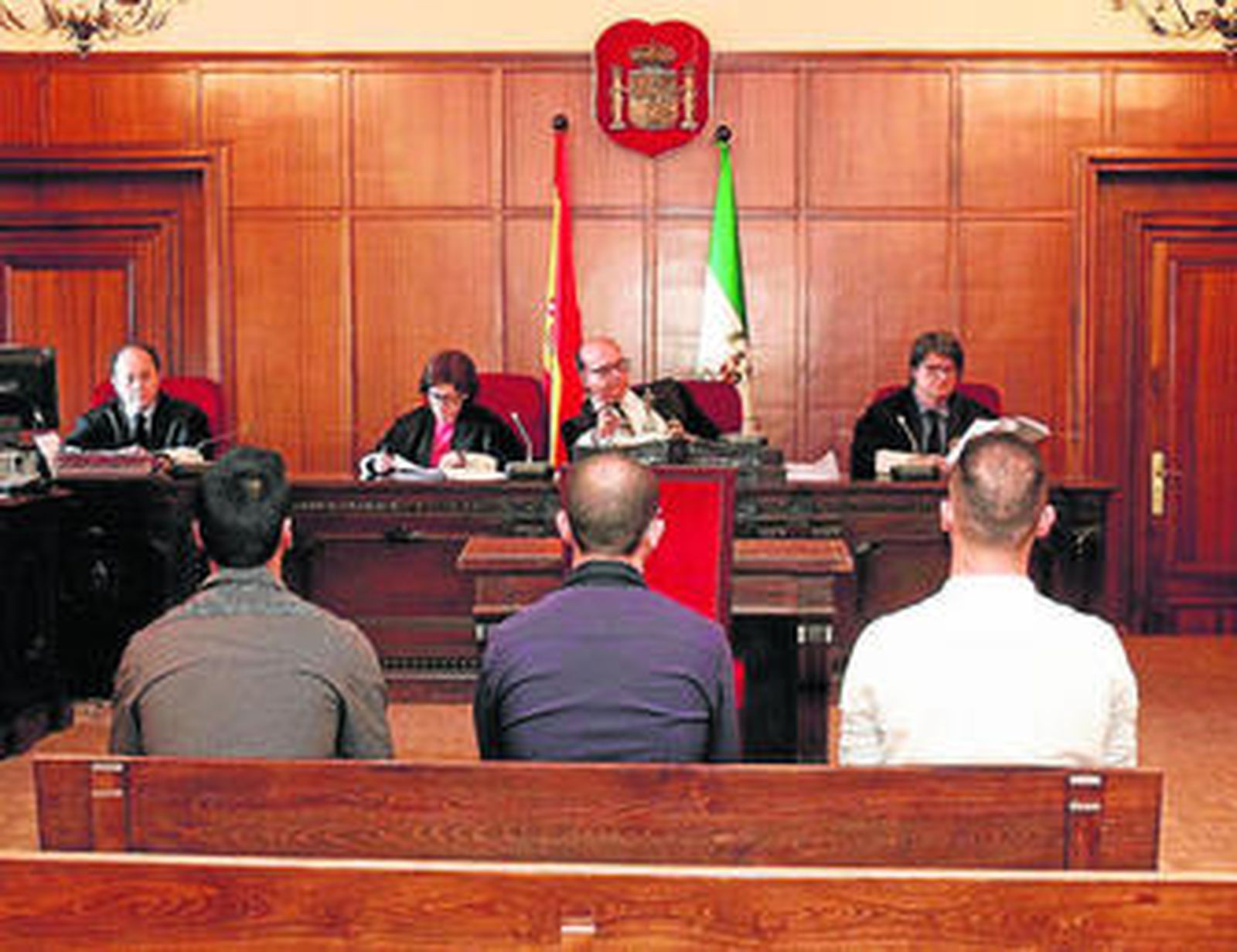 Los tres jóvenes imputados, sentados en el banquillo de los acusados durante una sesión del juicio.