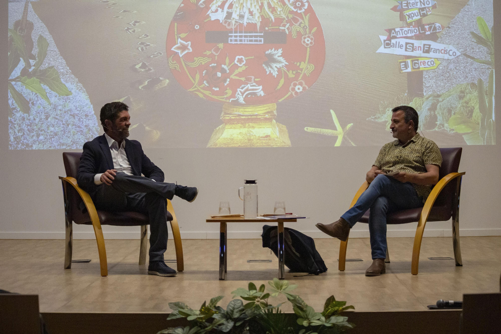 Fotos de la presentación del disco "Las Huellas de Dios" de José Carlos Gómez en la UCA