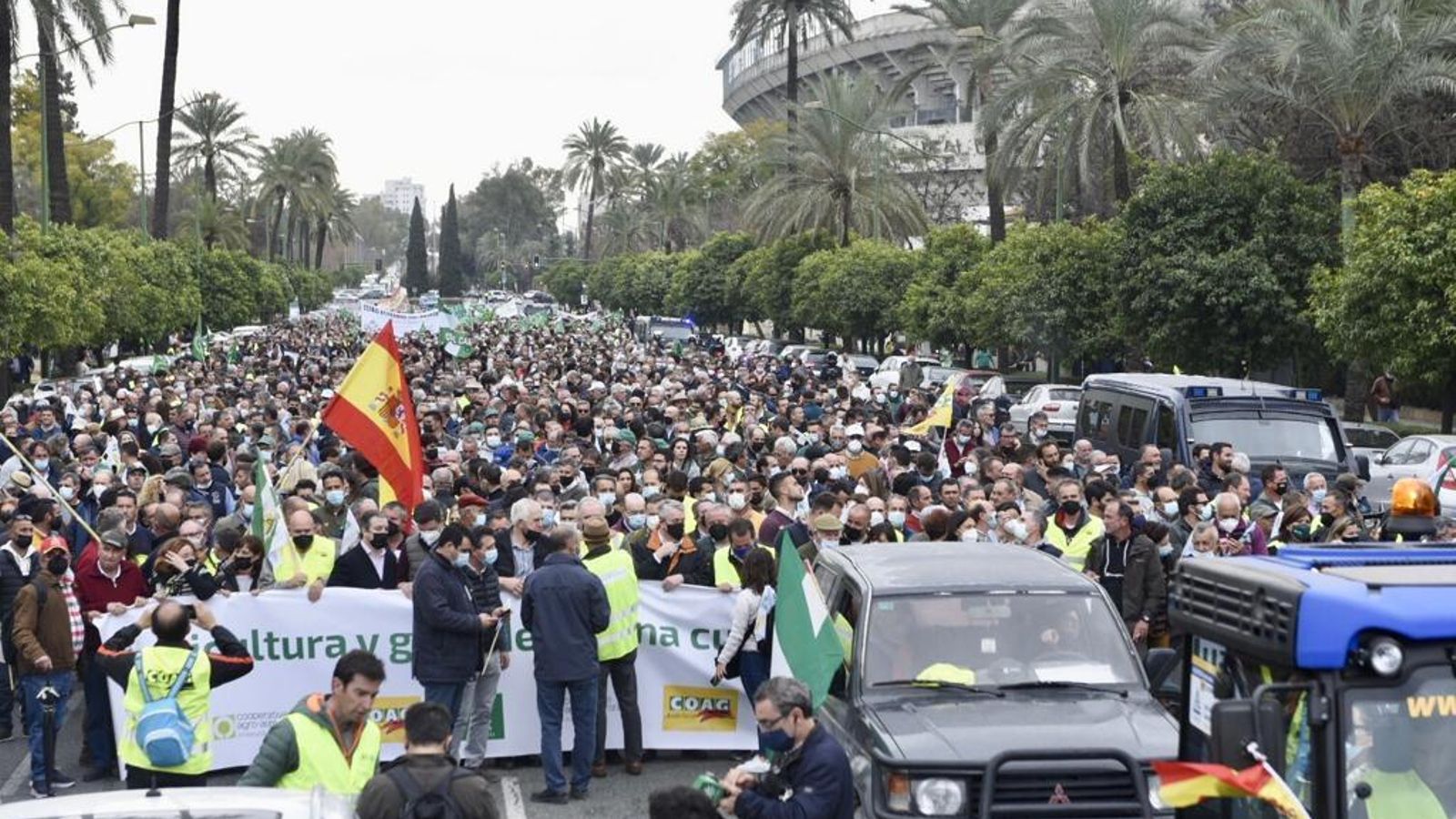 Agricultores a pie tras las filas de tractores