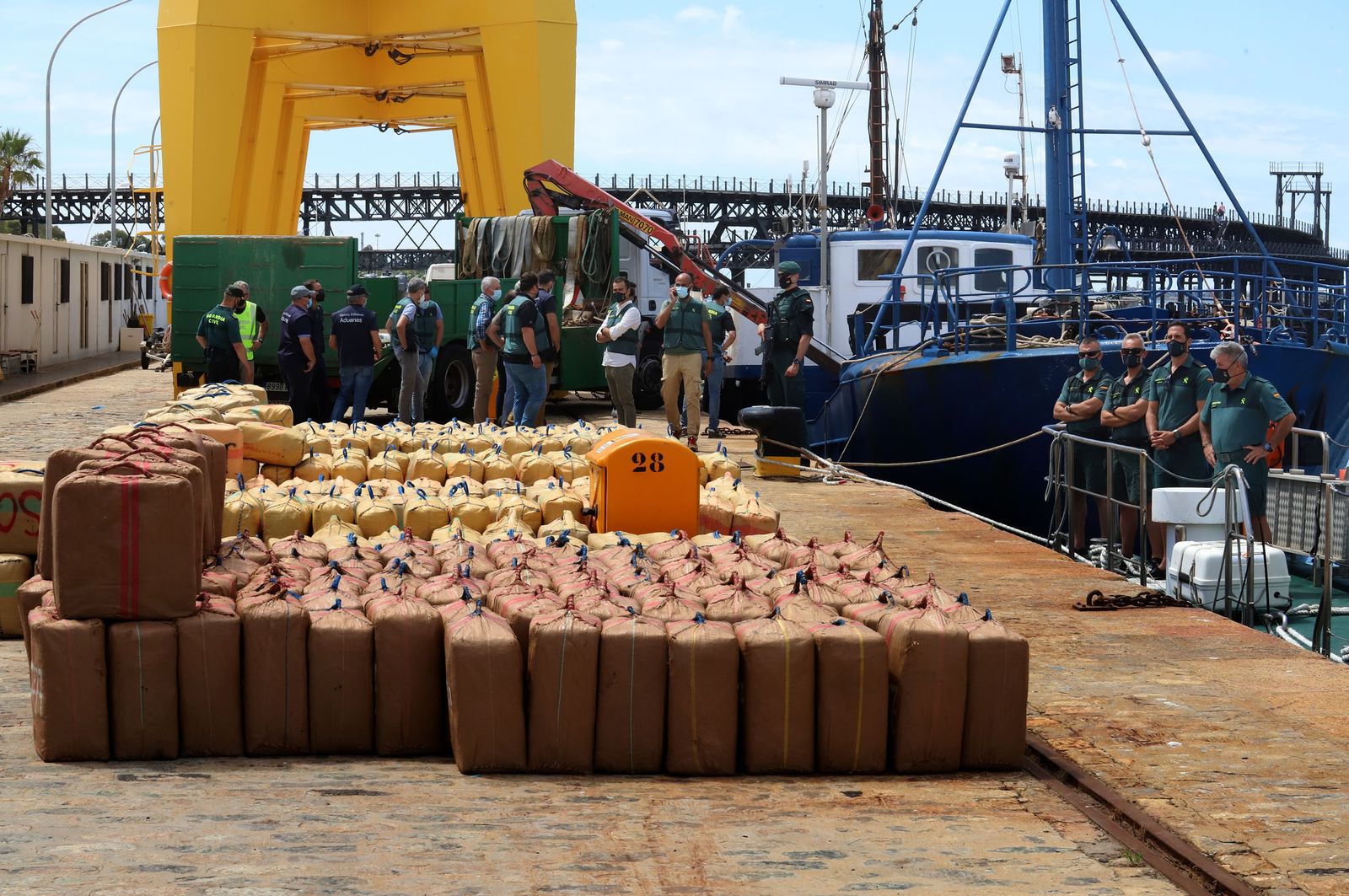 Imágenes de uno de los mayores alijos de hachís incautado por la Guardia Civil en Huelva