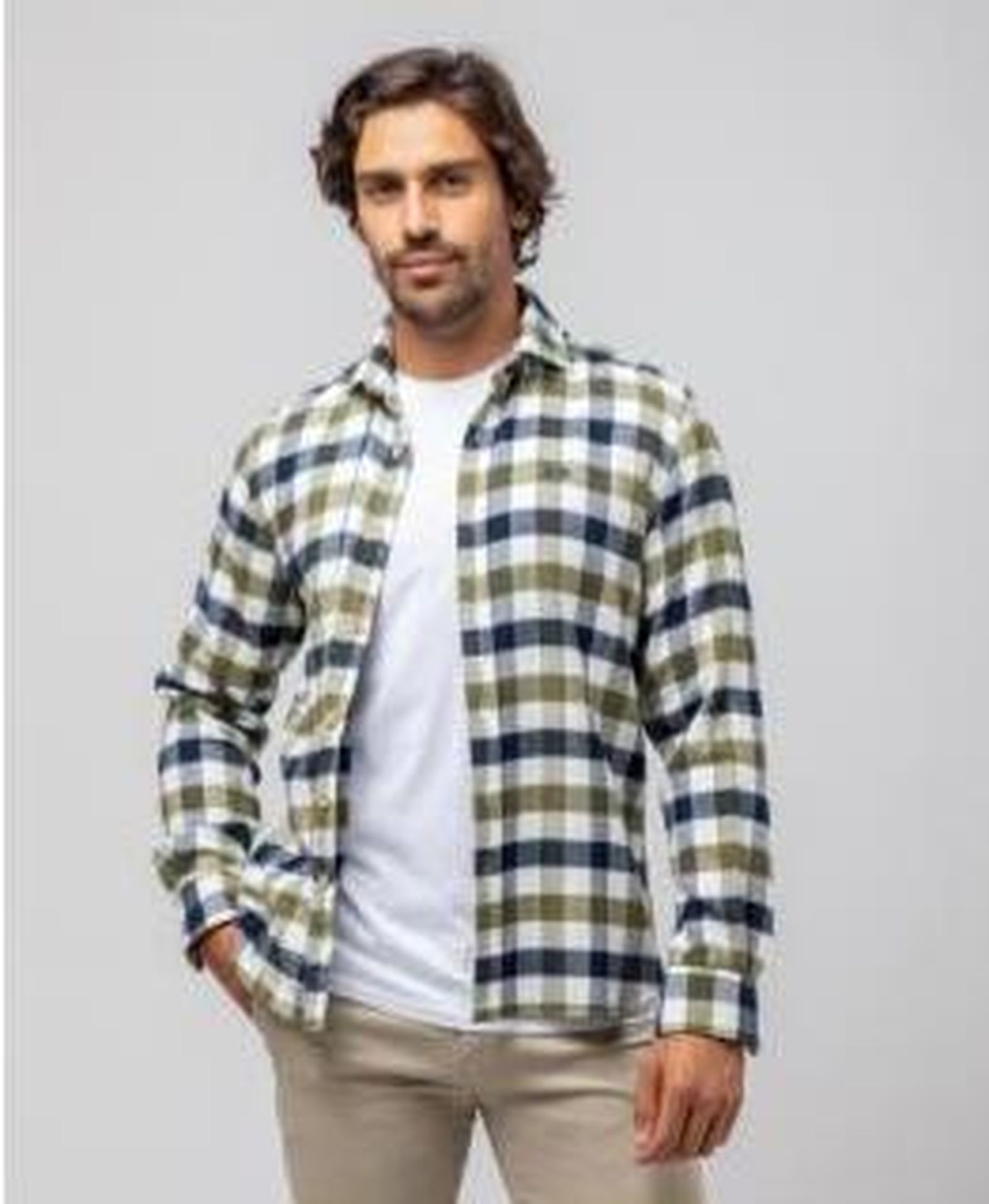 Look campestre con sobrecamisa.