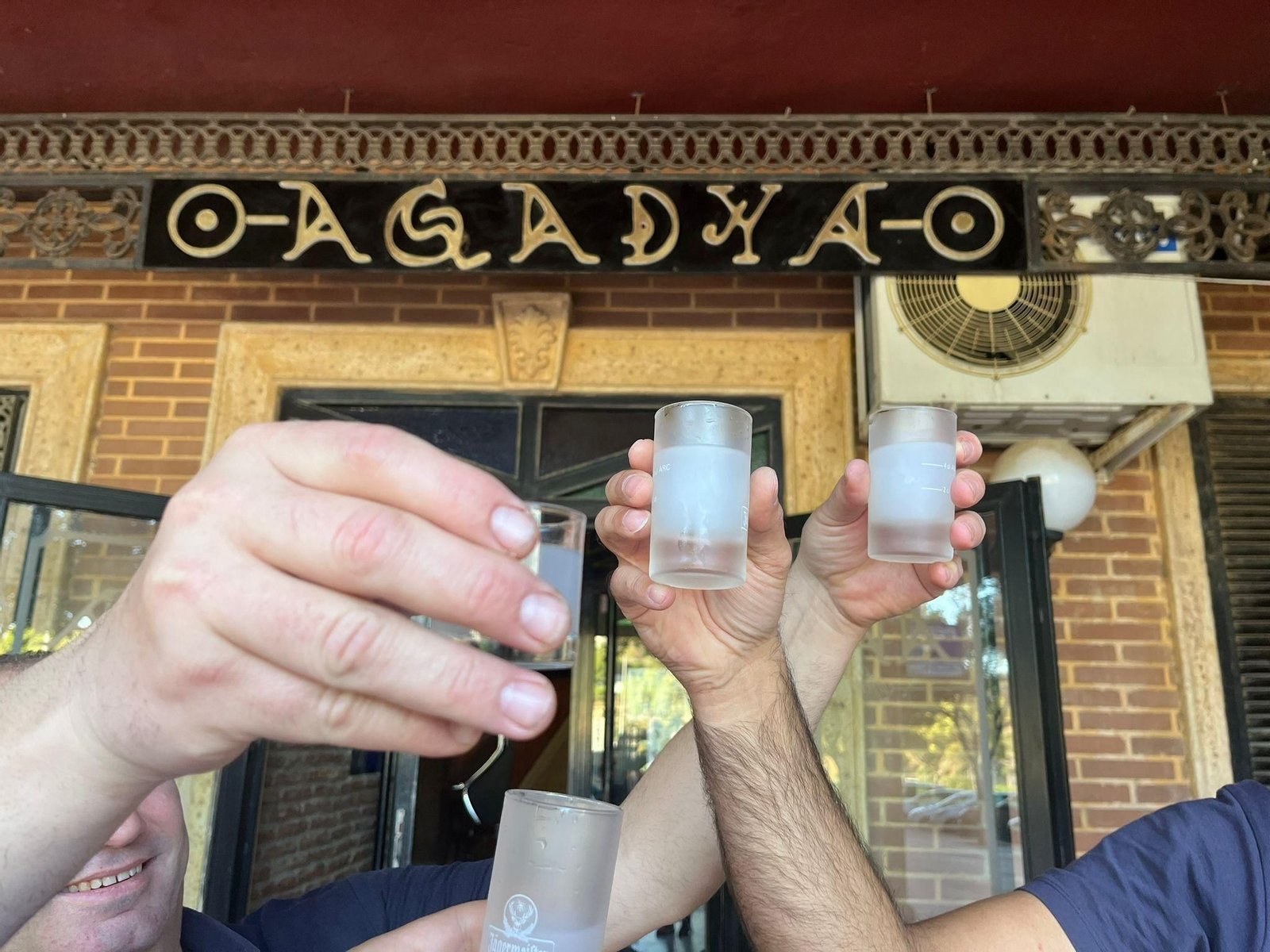 Policías brindan con palomicas por la suerte