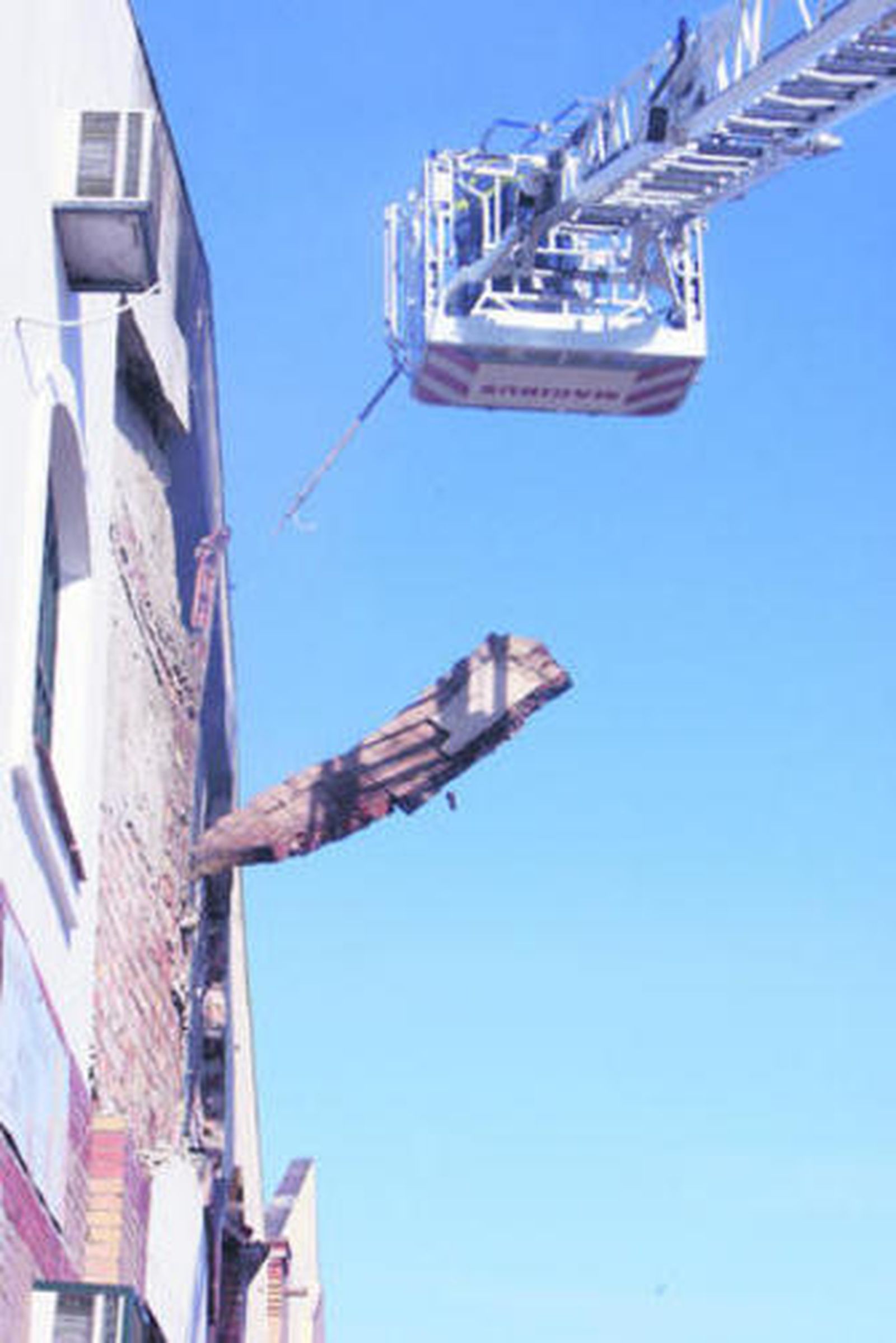 Los bomberos retiran enseres calcinados de la nave de productos de hostelería donde comenzó el fuego.