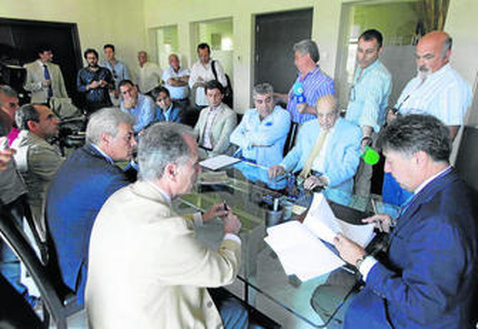 El notario Javier Manrique repasa los estatutos del nuevo club antes de la firma del acta constitucional.