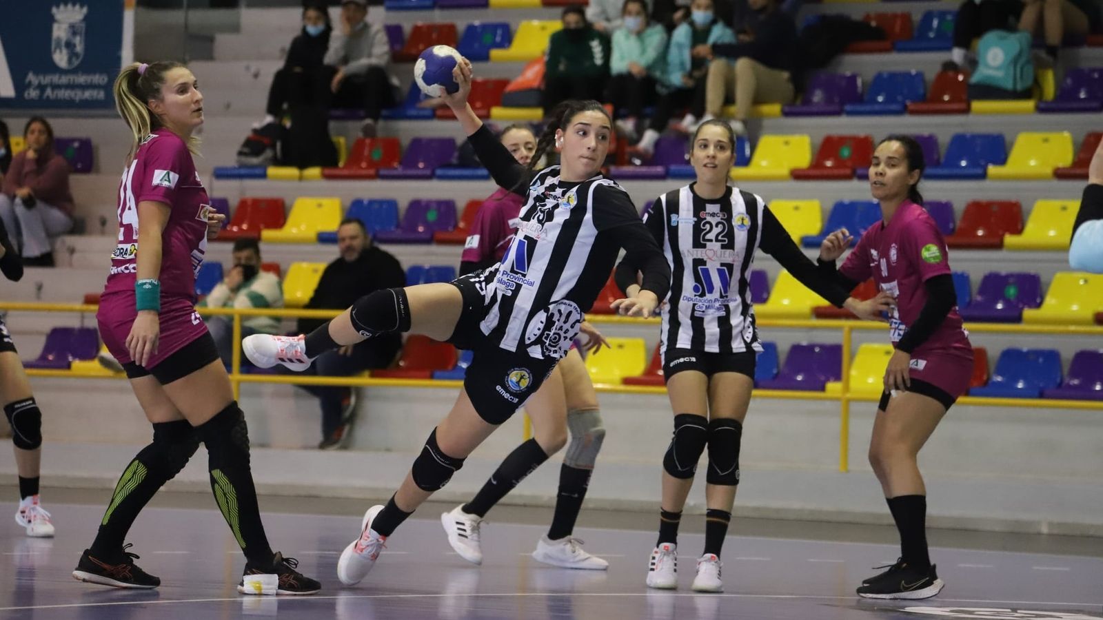 Una jugada del Antequera Costa del Sol lanza ante la presión de la defensa del Itea.