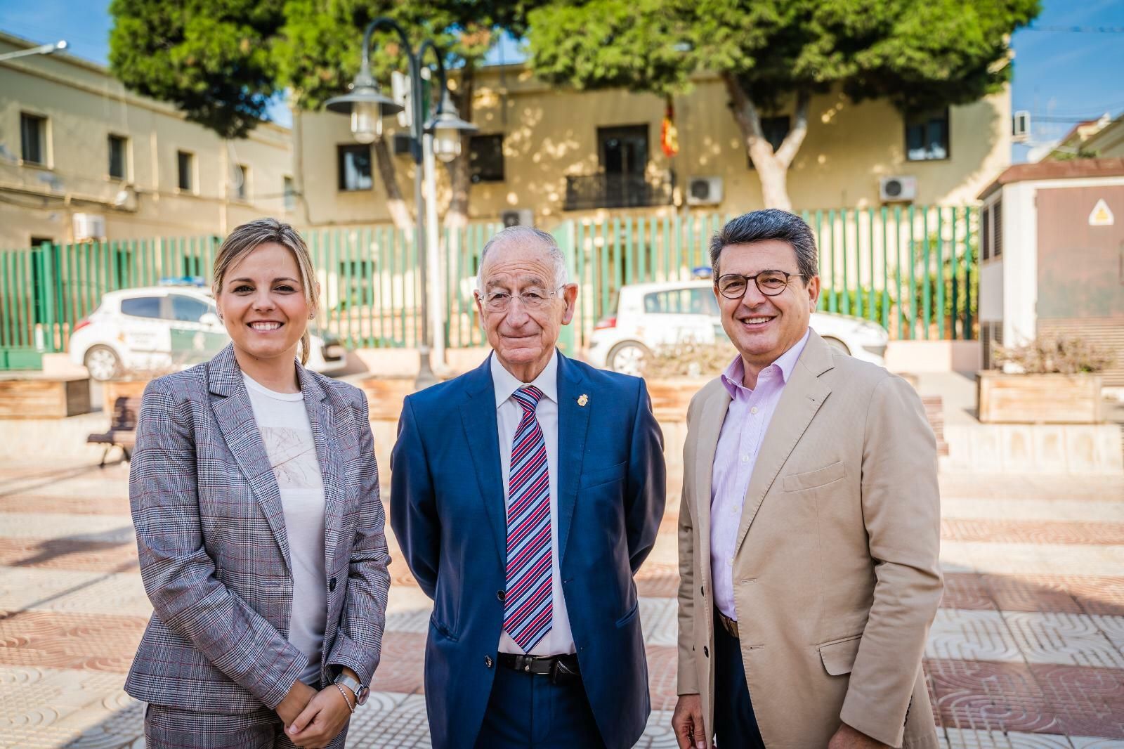 Rocío, Sánchez, Gabriel Amat y Juanjo Matarí, frente al actual cuartel roquetero.