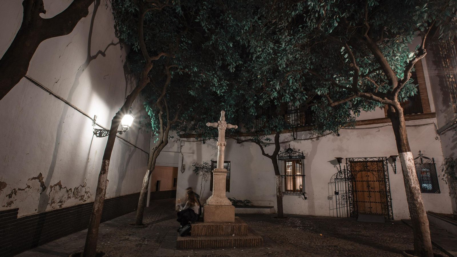 La Plaza de Santa Marta de noche.