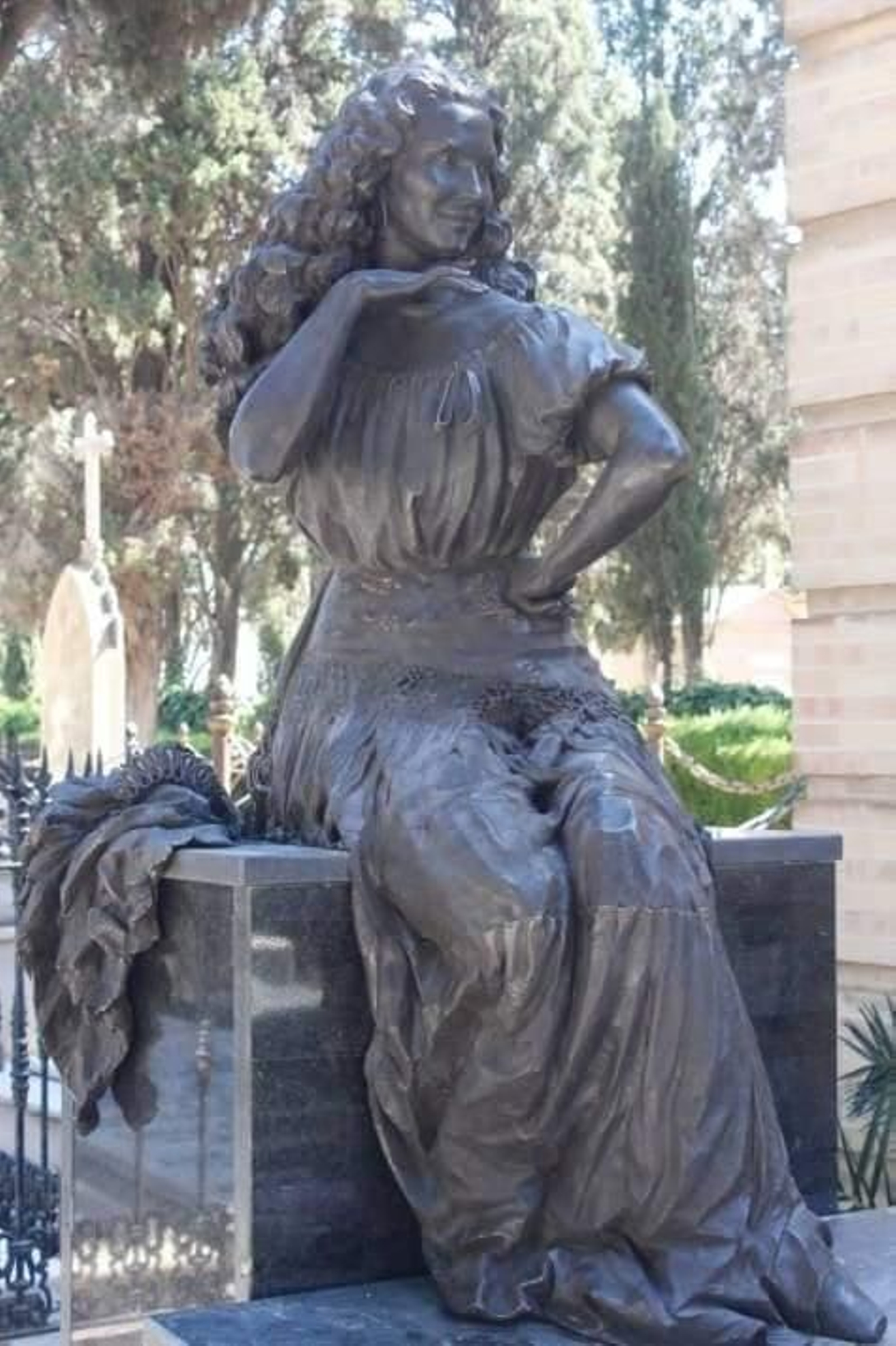 Visión completa del monumento a Paquita Rico.