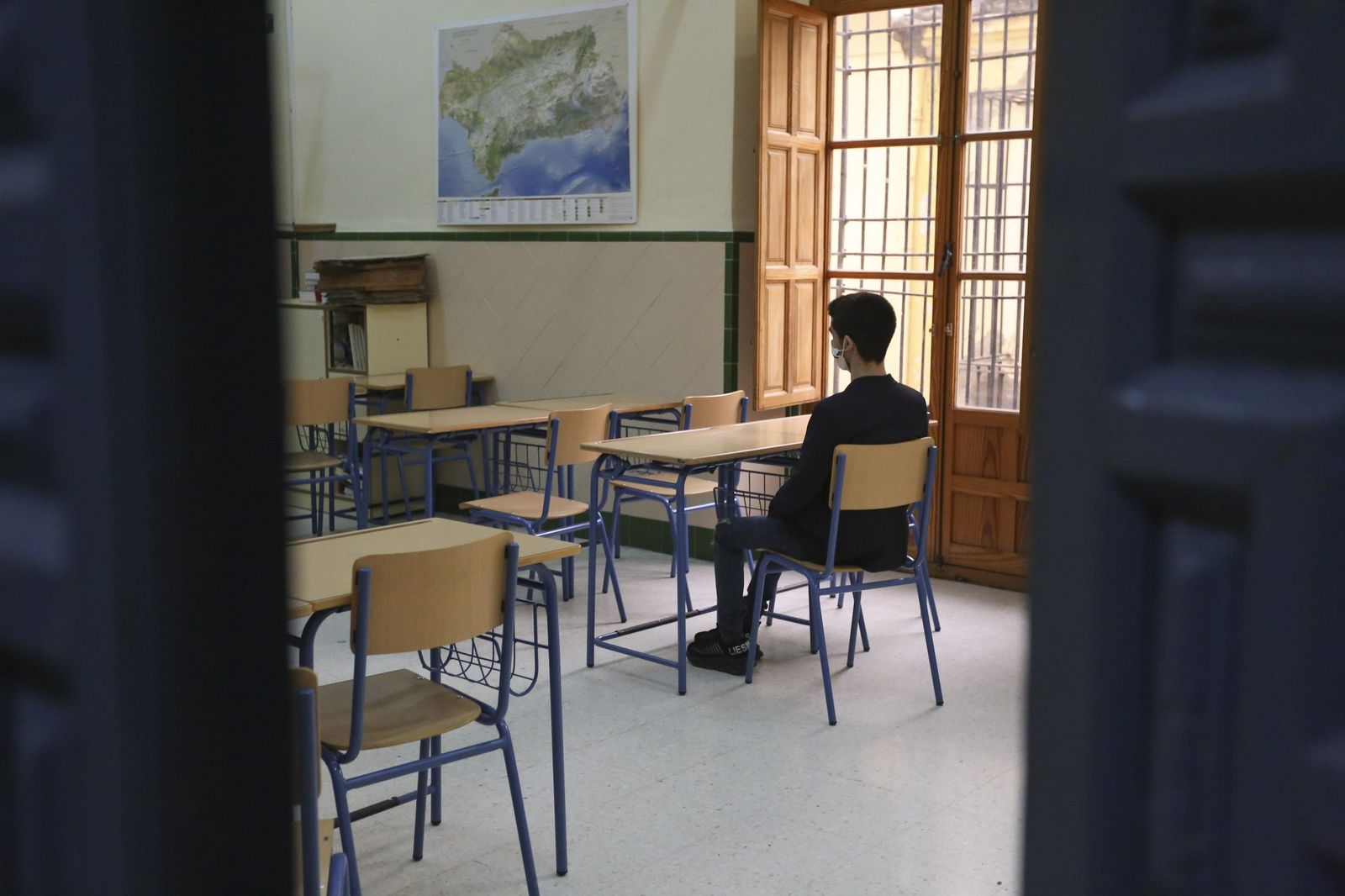 Un alumno atiende una clase en un centro de Málaga.