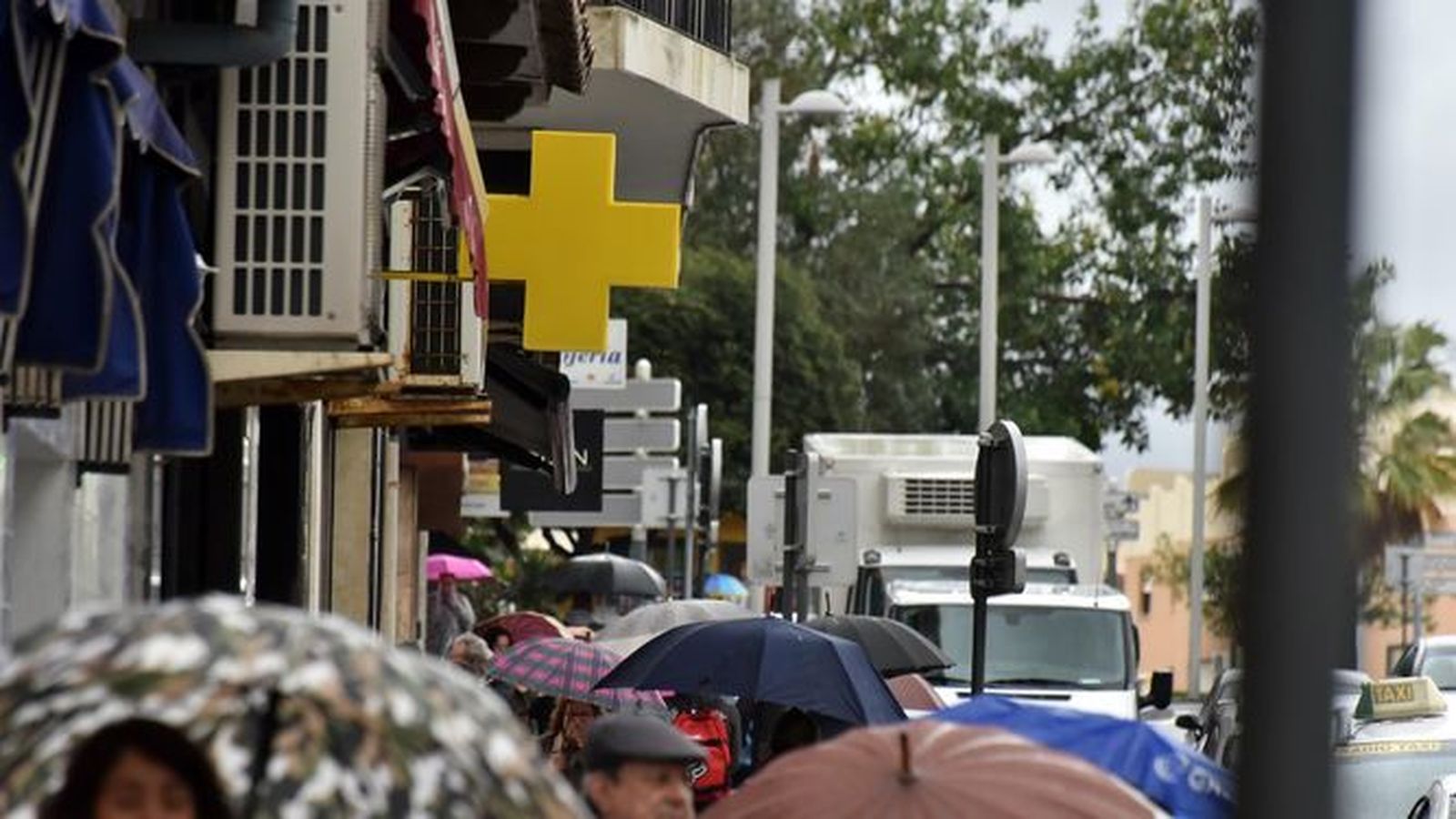 Personas con paraguas en el Campo de Gibraltar
