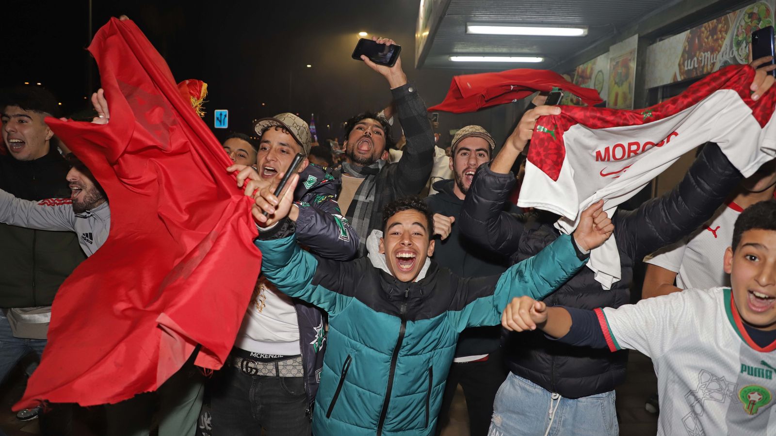 Fotos de la celebración en Algeciras de la victoria de Marruecos sobre España en Qatar
