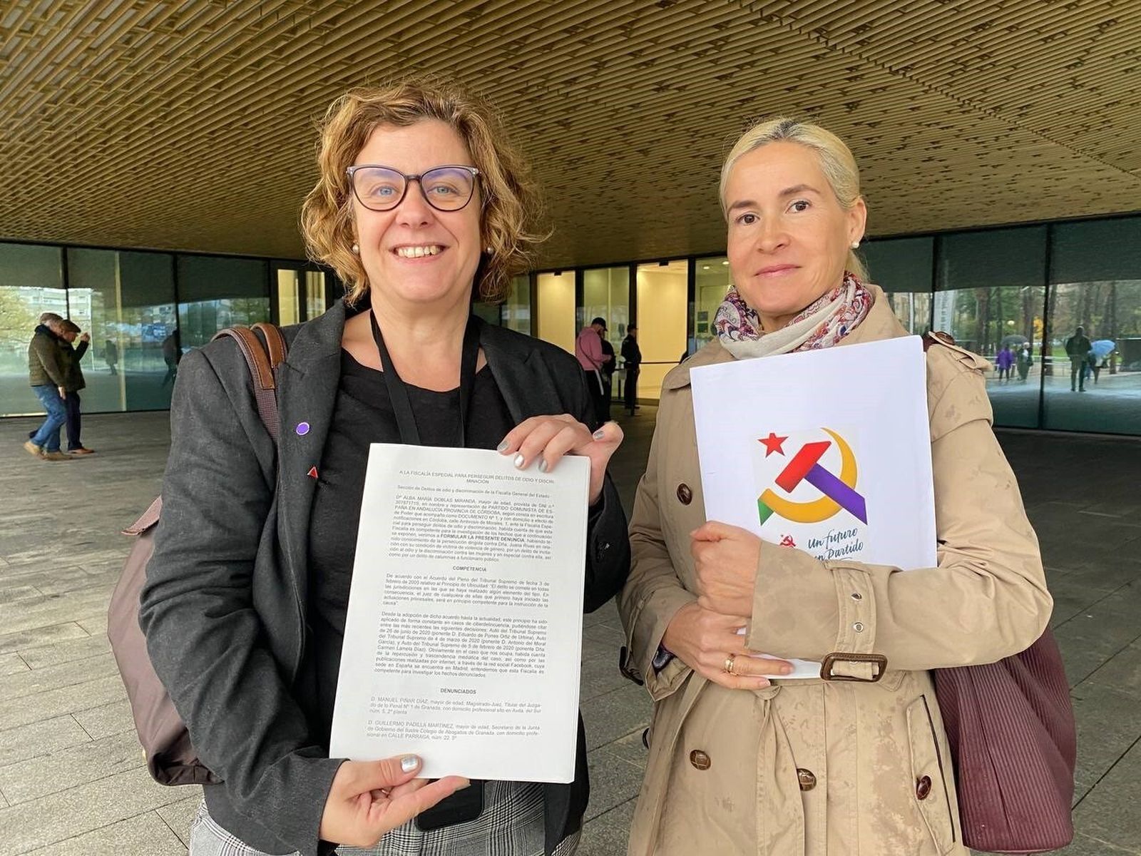 Alba Doblas (izq) en la Ciudad de la Justicia de Córdoba.