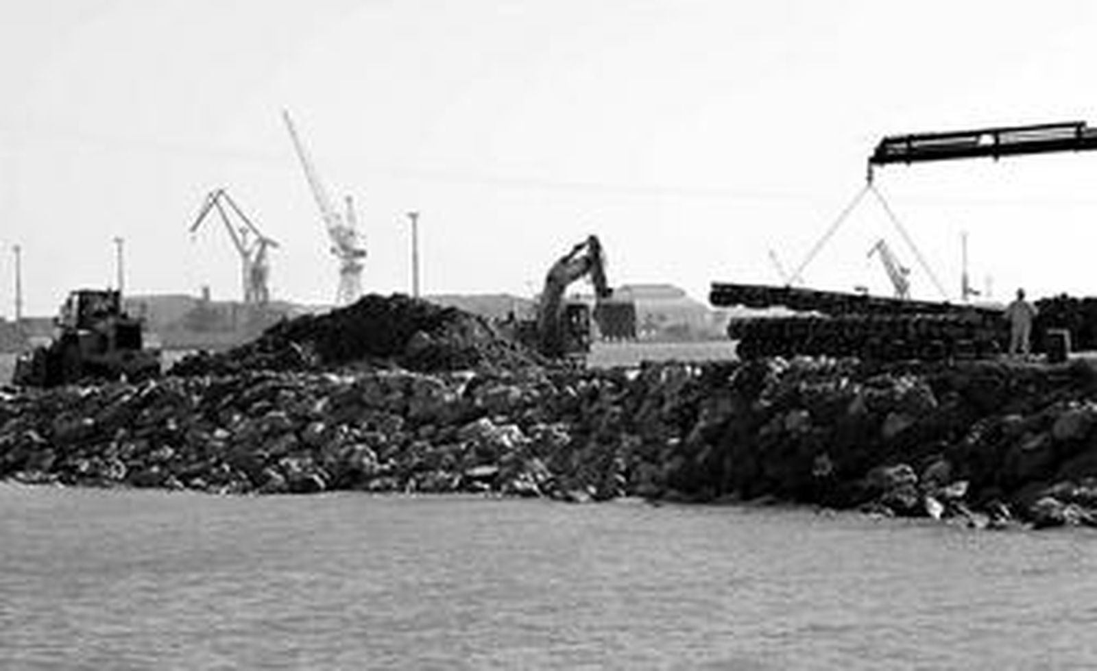 En la imagen, Fomento prepara la península para iniciar las obras de la segunda pila del puente.