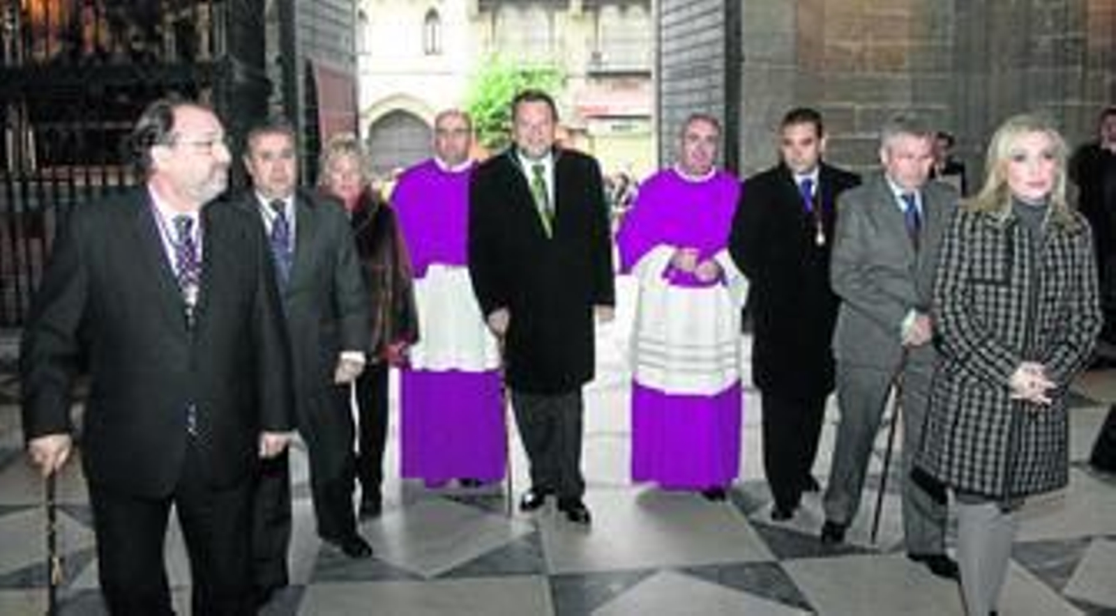 El alcalde de Sevilla, Alfredo Sánchez Monteseirín, entra en la Catedral entre dos canónigos y los concejales Juan Ignacio Zoido (portavoz del            Grupo Popular) y los ediles del PSOE Alfonso Mir, Rosamar Prieto, Alberto Moriña, Juan Antonio Martínez Troncoso y Cristina Galán.
