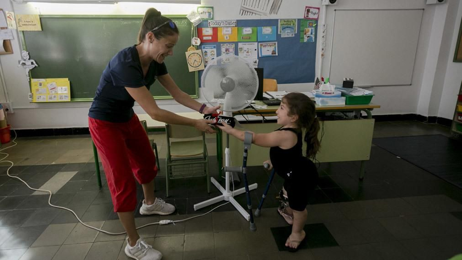 La 'seño' de gimnasia recoge emocionada la camiseta que le regaló Marcela.