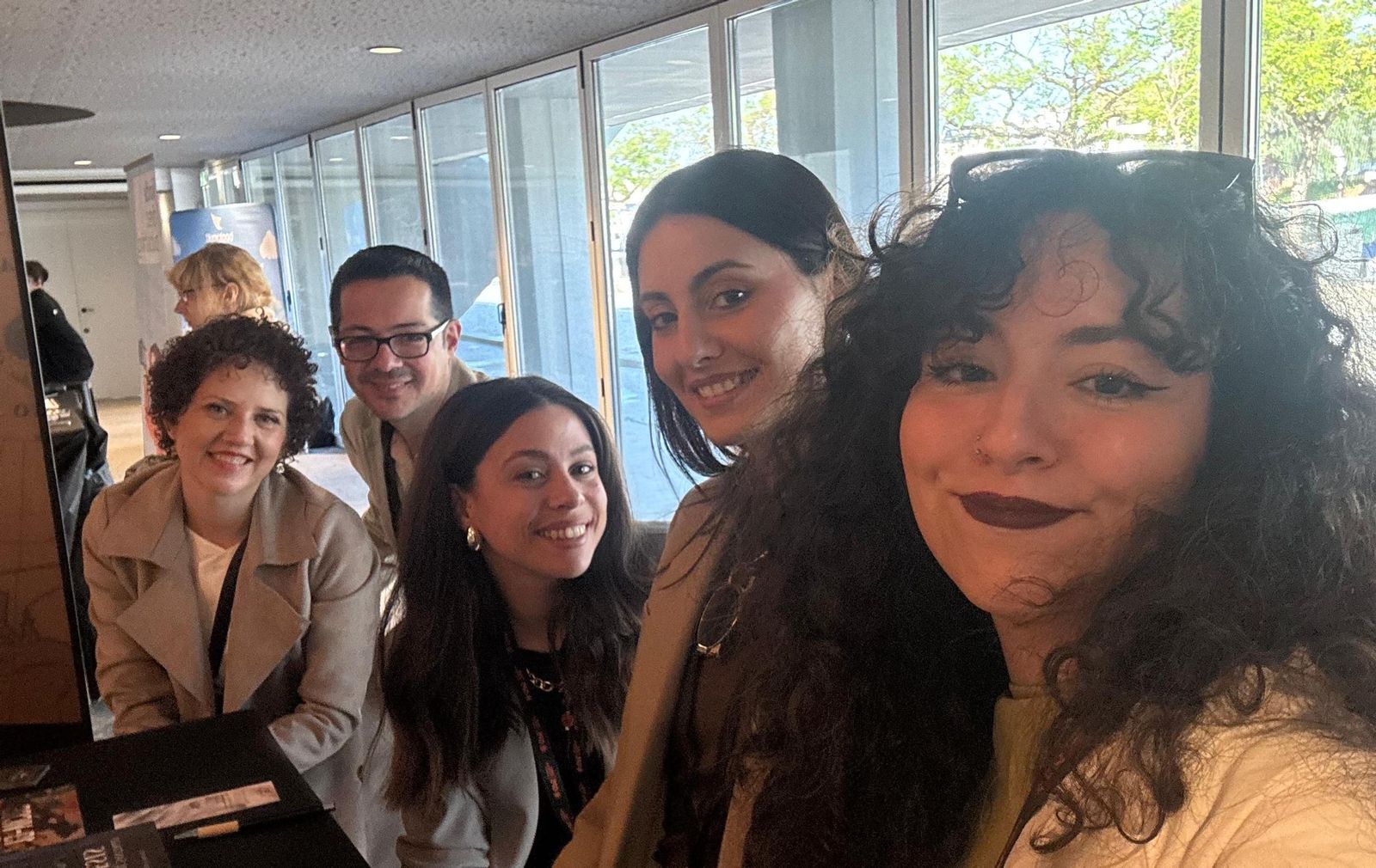 Alberto Cerezuela, junto a Noelia Pérez y tres miembros de Círculo Rojo, Yaricsa Granados, Maite Martín y Alicia Quesada.