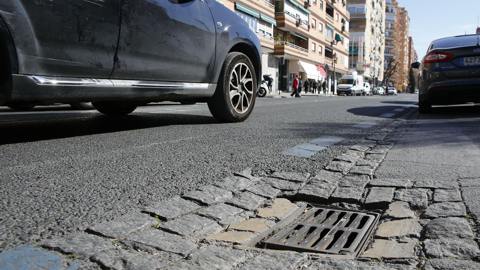 Imbornales y cauchiles se quedaron en medio de la calzada en la calle Palencia
