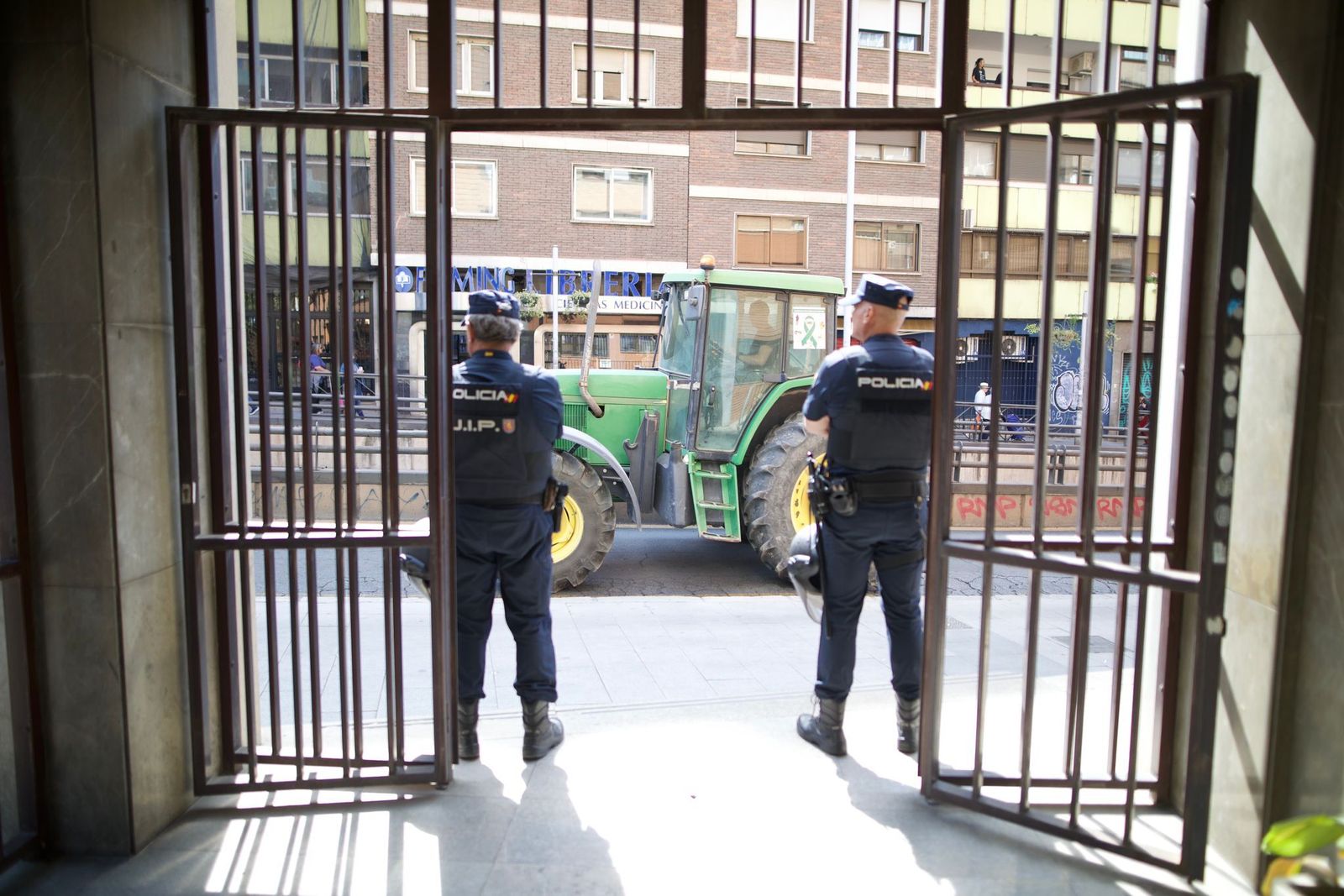 La tractorada de los regantes de la Vega de Granada, en imágenes