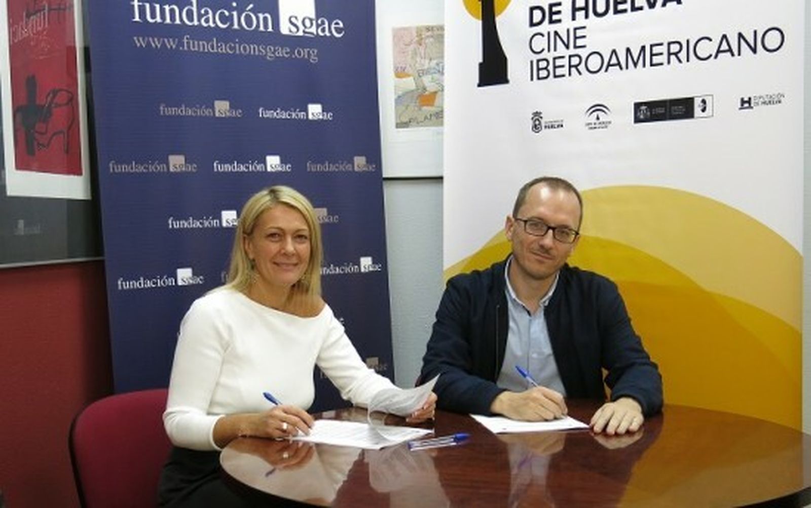 Verónica Repiso y Manuel H. Martín firman la renovación del acuerdo entre la SGAE y el Festival de Cine Iberoamericano.
