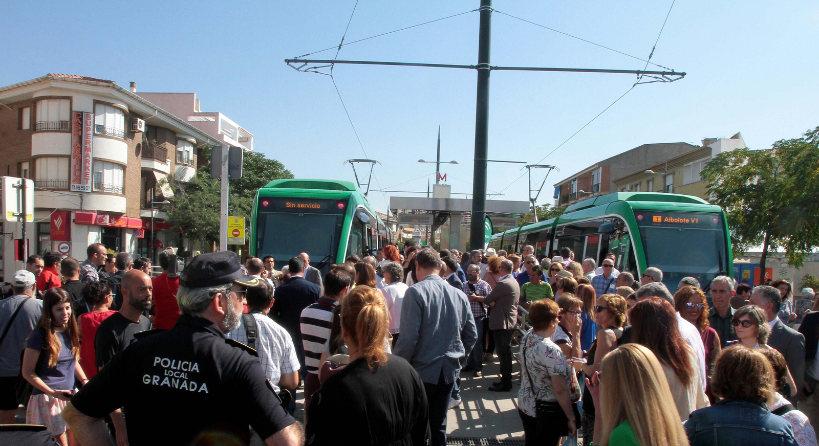 Decenas de personas se acercaron a las paradas para subir por primera vez al Metro.