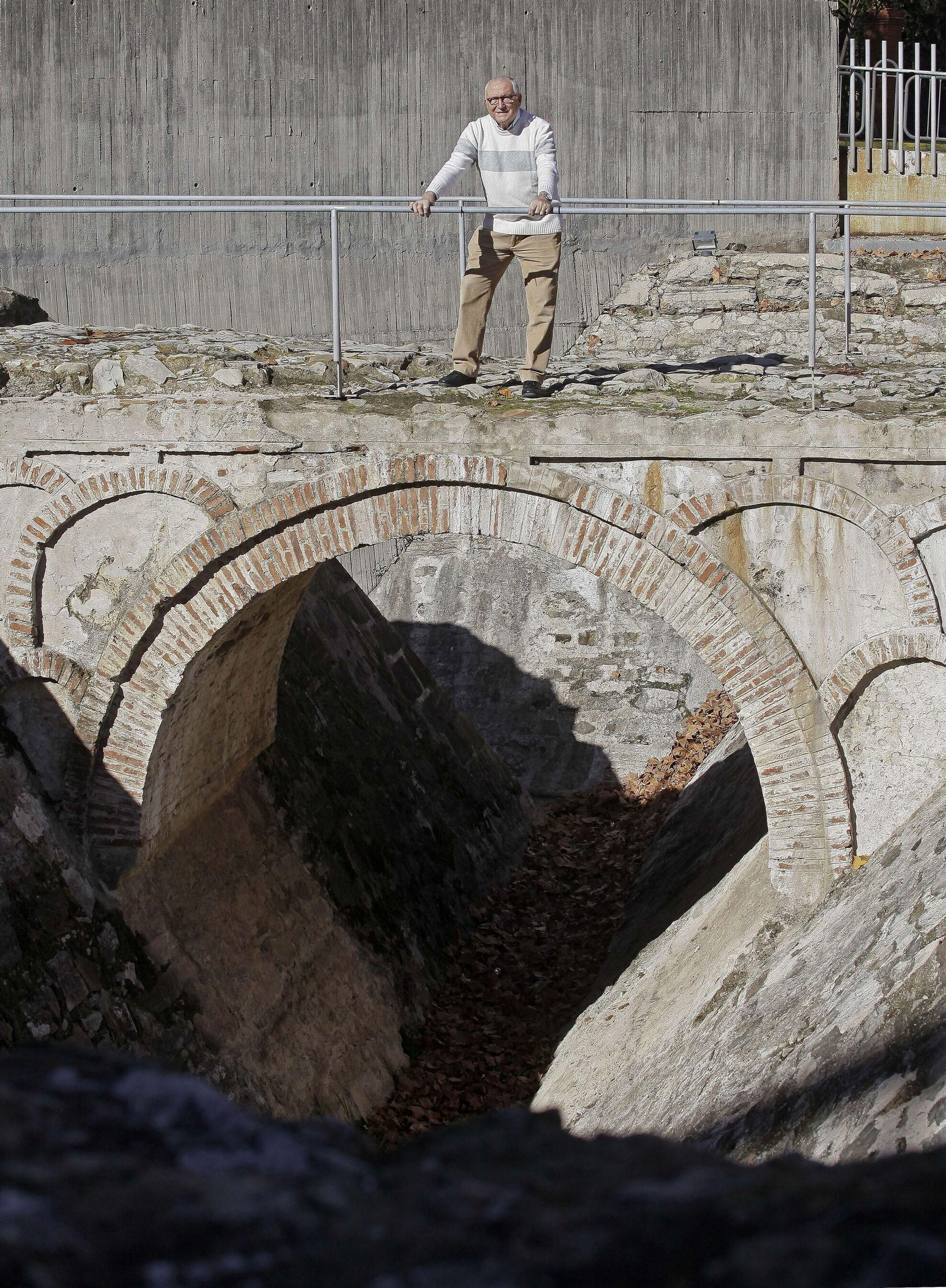 Antonio Torremocha, en las murallas medievales.