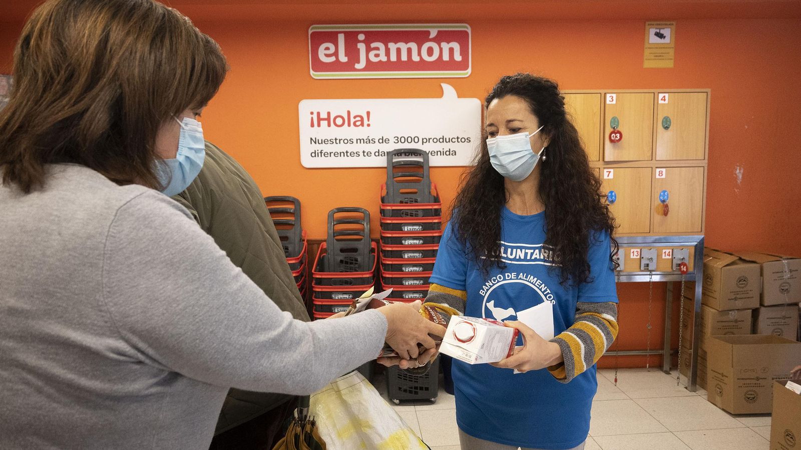 Voluntaria en un supermercado durante la Gran Recogida del BAH el pasado 2021
