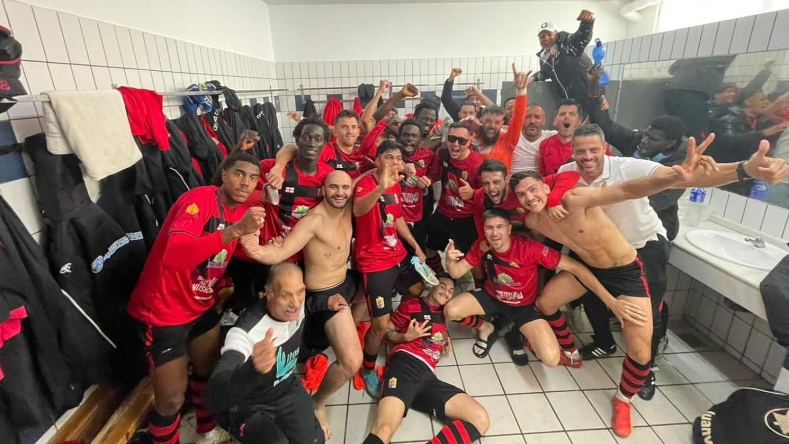 Los jugadores del Cueva celebran el triunfo de este fin de semana.