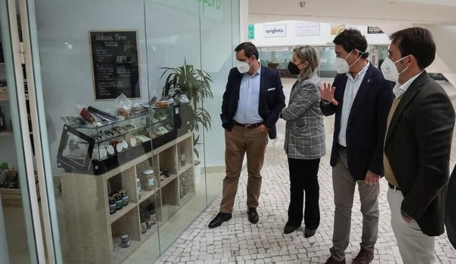 La delegada territorial de Agricultura y su homólogo en Medio Ambiente, junto a responsables de Asaja-Cádiz en una visita a la sede de la organización agraria en Jerez. La delegada territorial de Agricultura y su homólogo en Medio Ambiente, junto a responsables de Asaja-Cádiz en una visita a la sede de la organización agraria en Jerez.