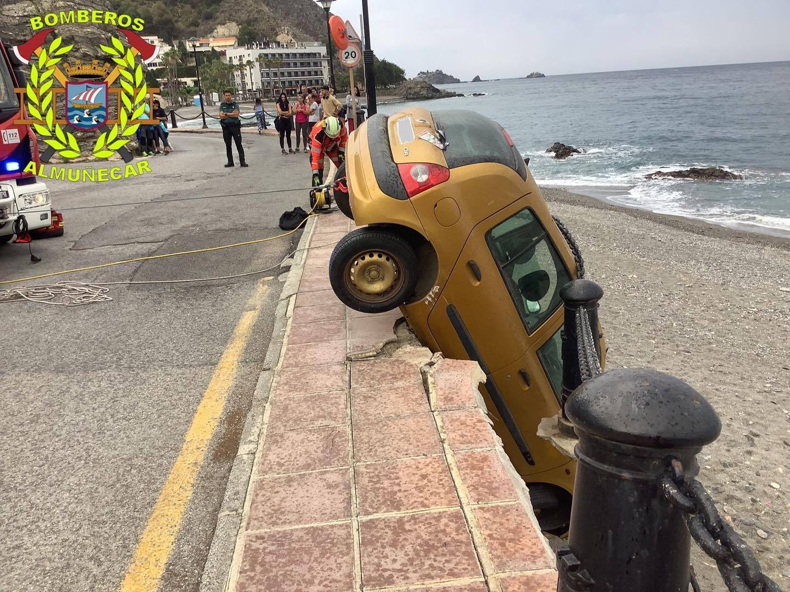 Aparatoso accidente en Almuñécar: cae con su coche a la playa de Cotobro