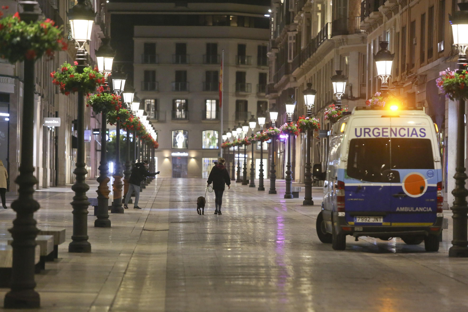 El coronavirus dibuja una noche desierta en el centro de Málaga, en fotos