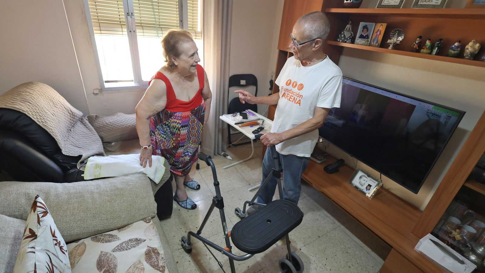 Los voluntarios de la Fundación Harena luchan contra la soledad de las personas mayores.