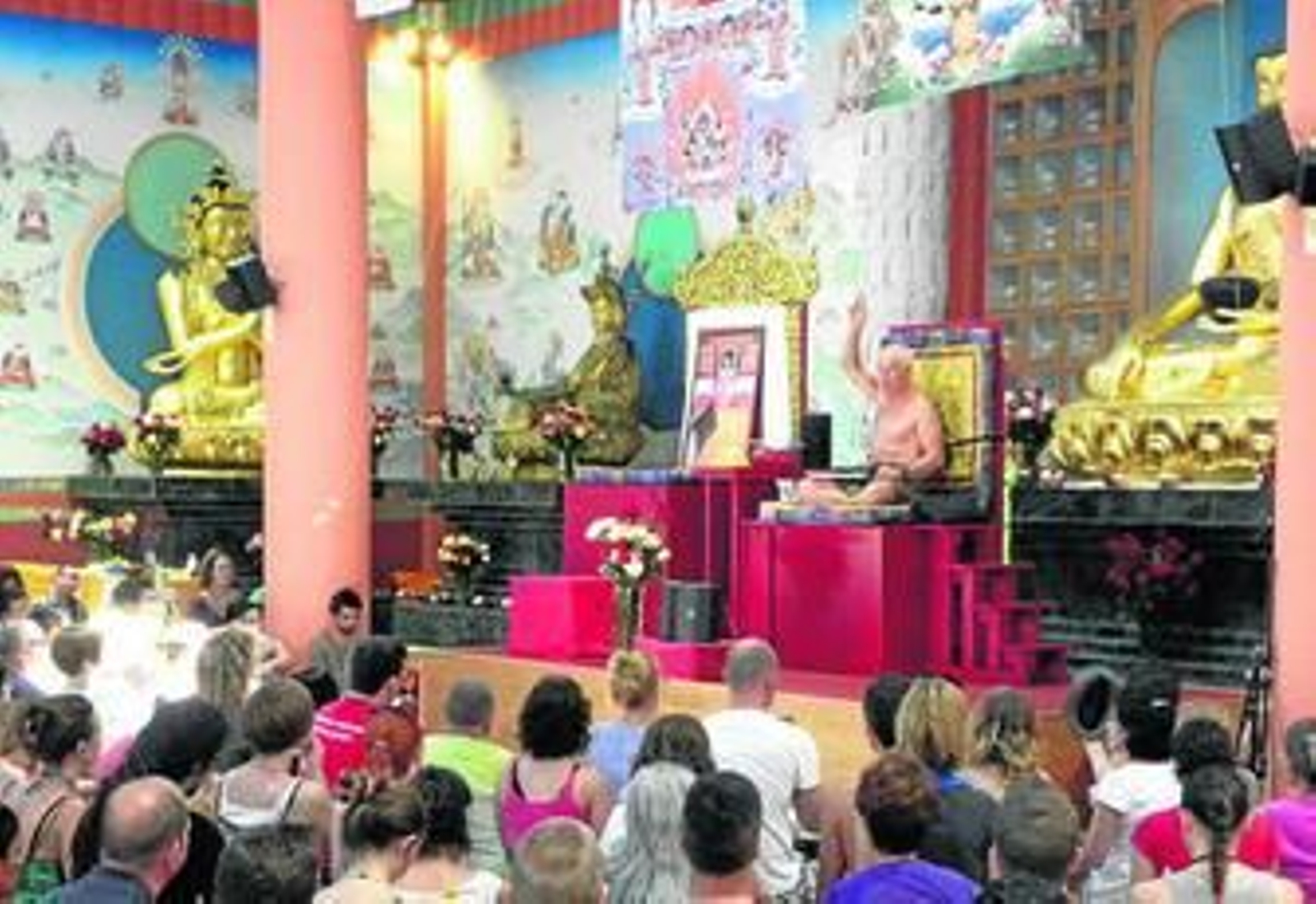 Una de las sesiones del cursillo anual en la gompa.