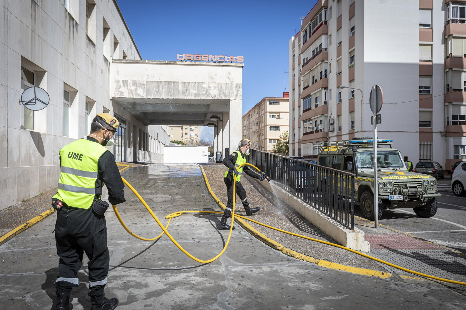 La UME desinfecta el hospital Puerta del Mar