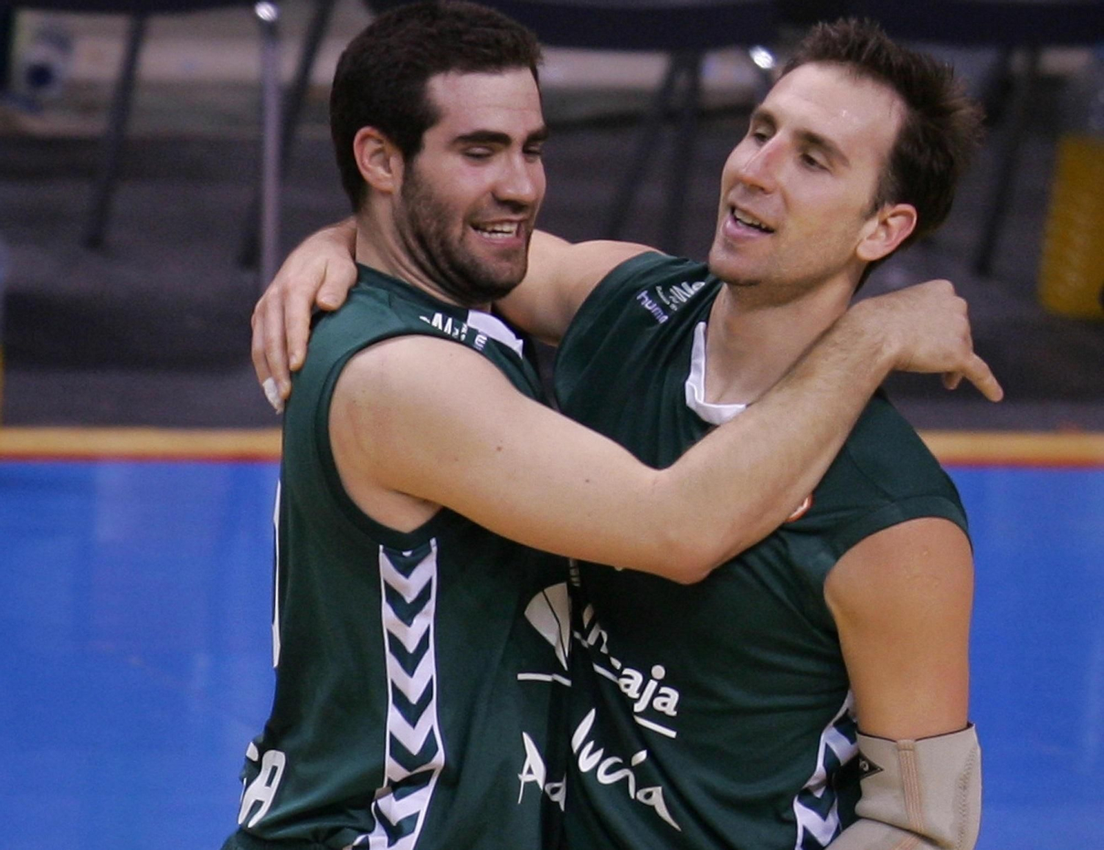 Caros Cabezas y Pepe Sánchez celebran una victoria. Caros Cabezas y Pepe Sánchez celebran una victoria.