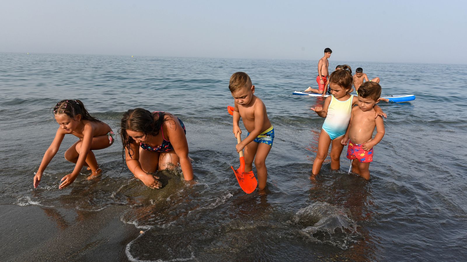 Las fotos de la tarde de playa en familia en La Línea
