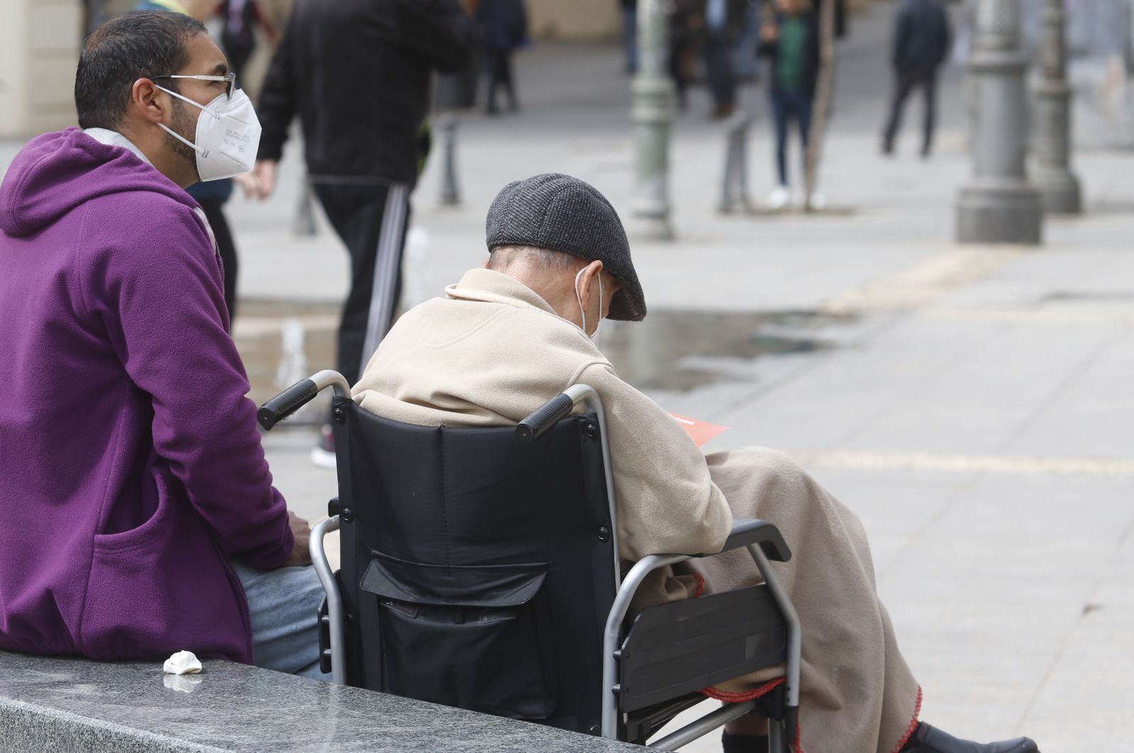 Un hombre dependiente, en una silla de ruedas.
