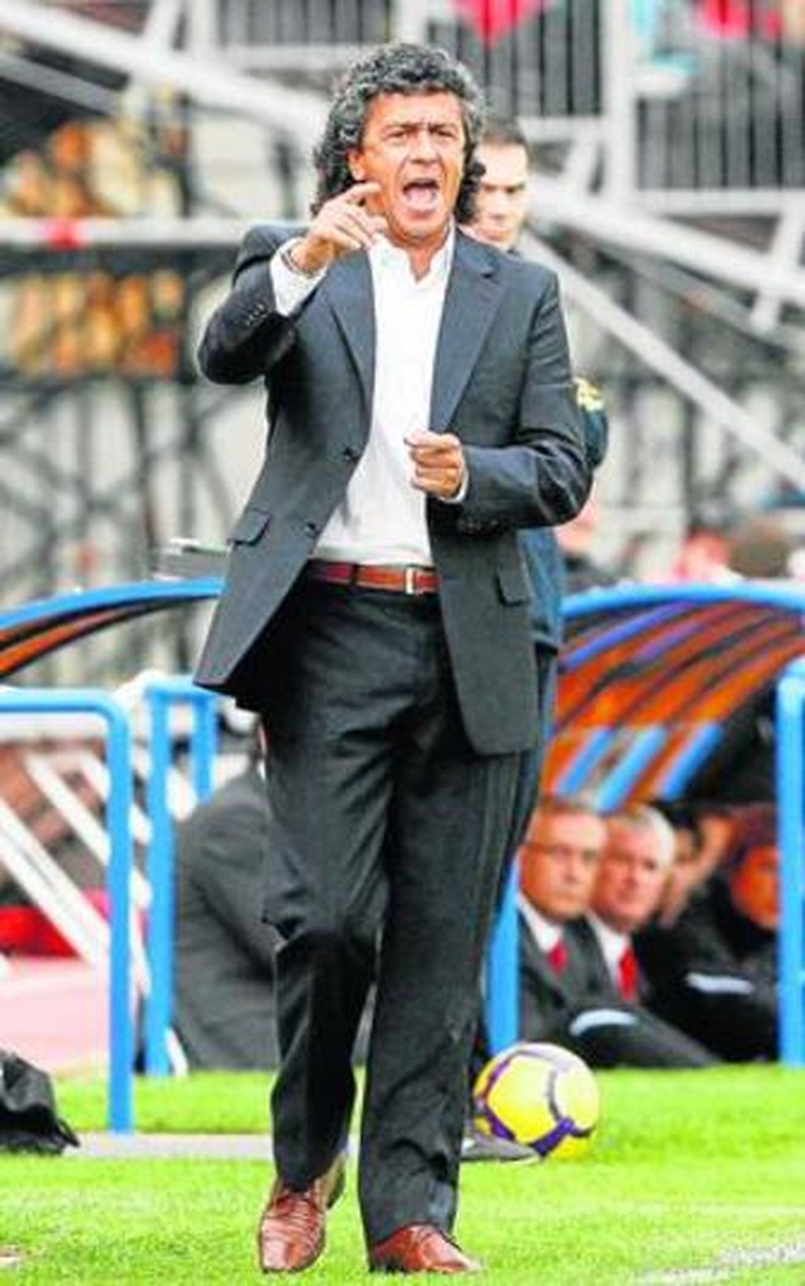 Néstor Gorosito habla con sus futbolistas durante el partido.