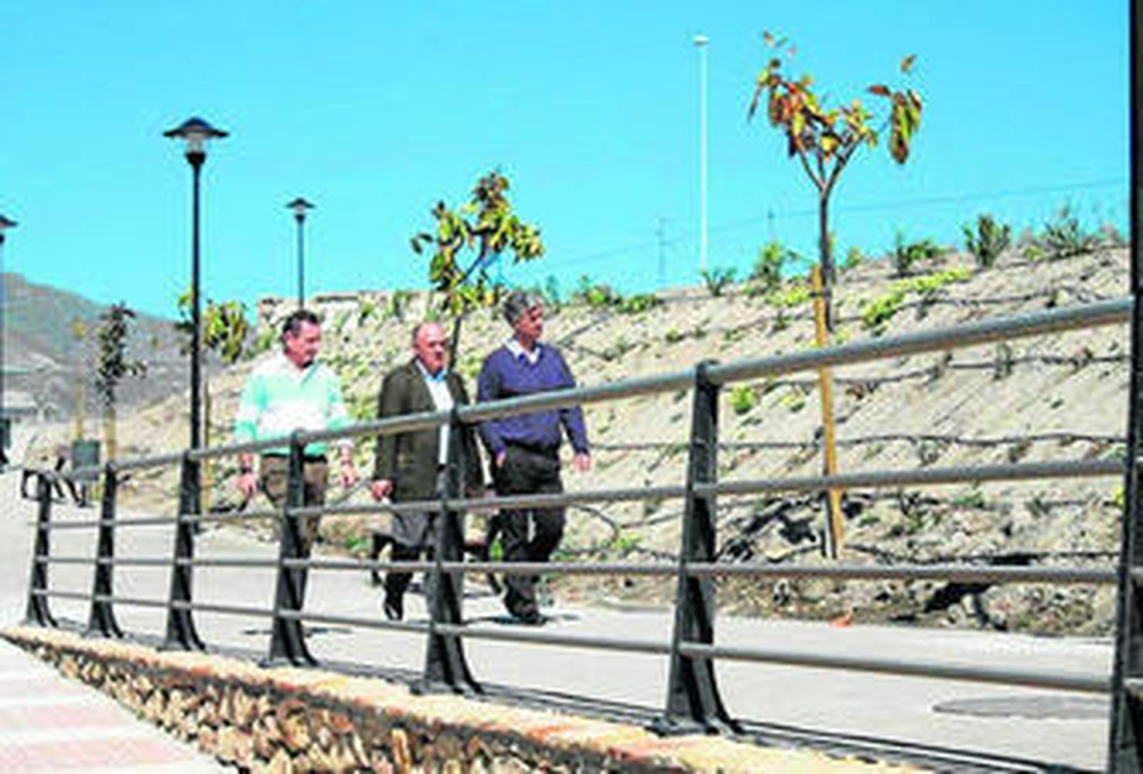 El alcalde, Enrique Hernando, ha visitado el Polígono del Campillo para conocer el estado final de las obras.